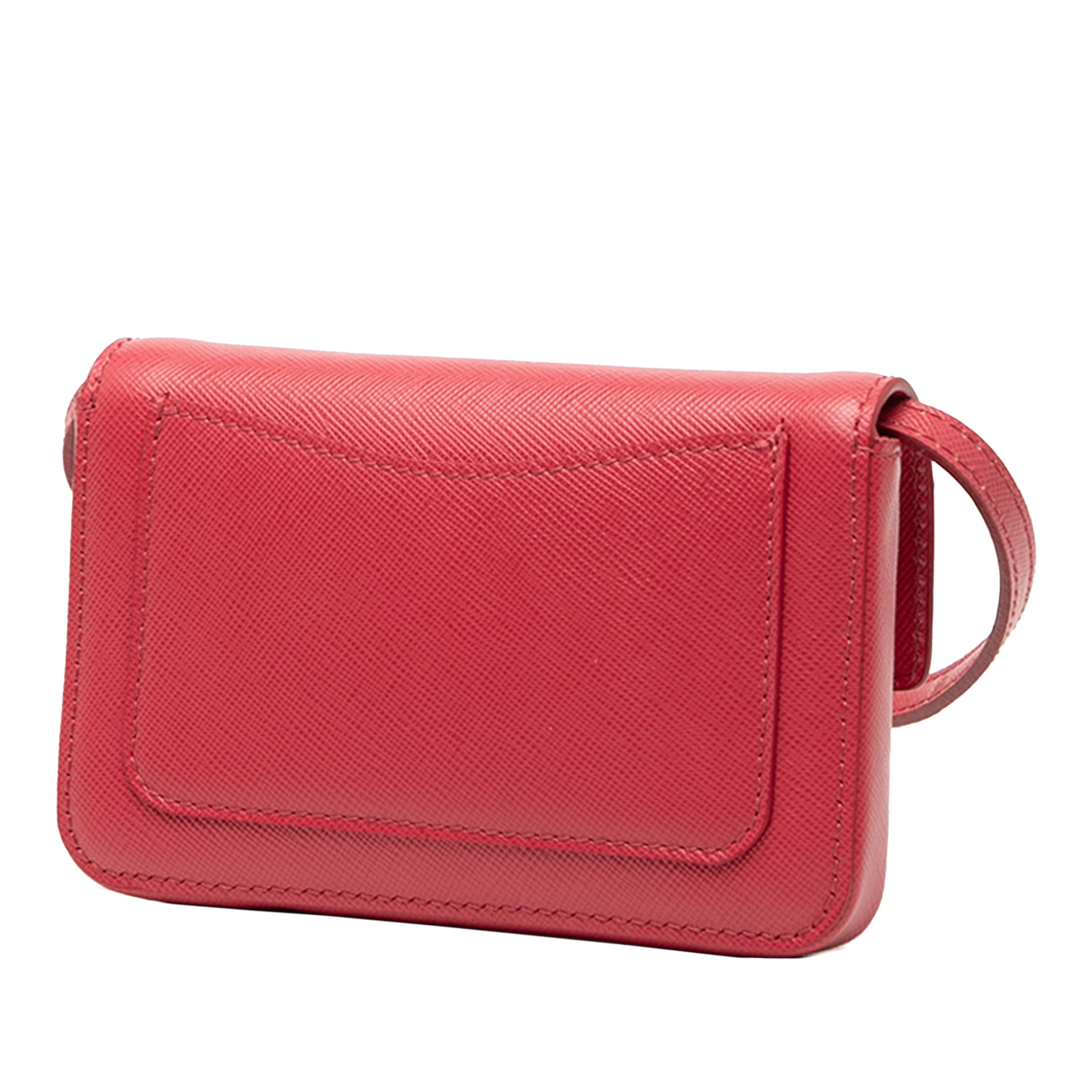Prada Saffiano Crossbody, från Luxclusif, i färgen red. Klicka för att öppna bilden i stort format