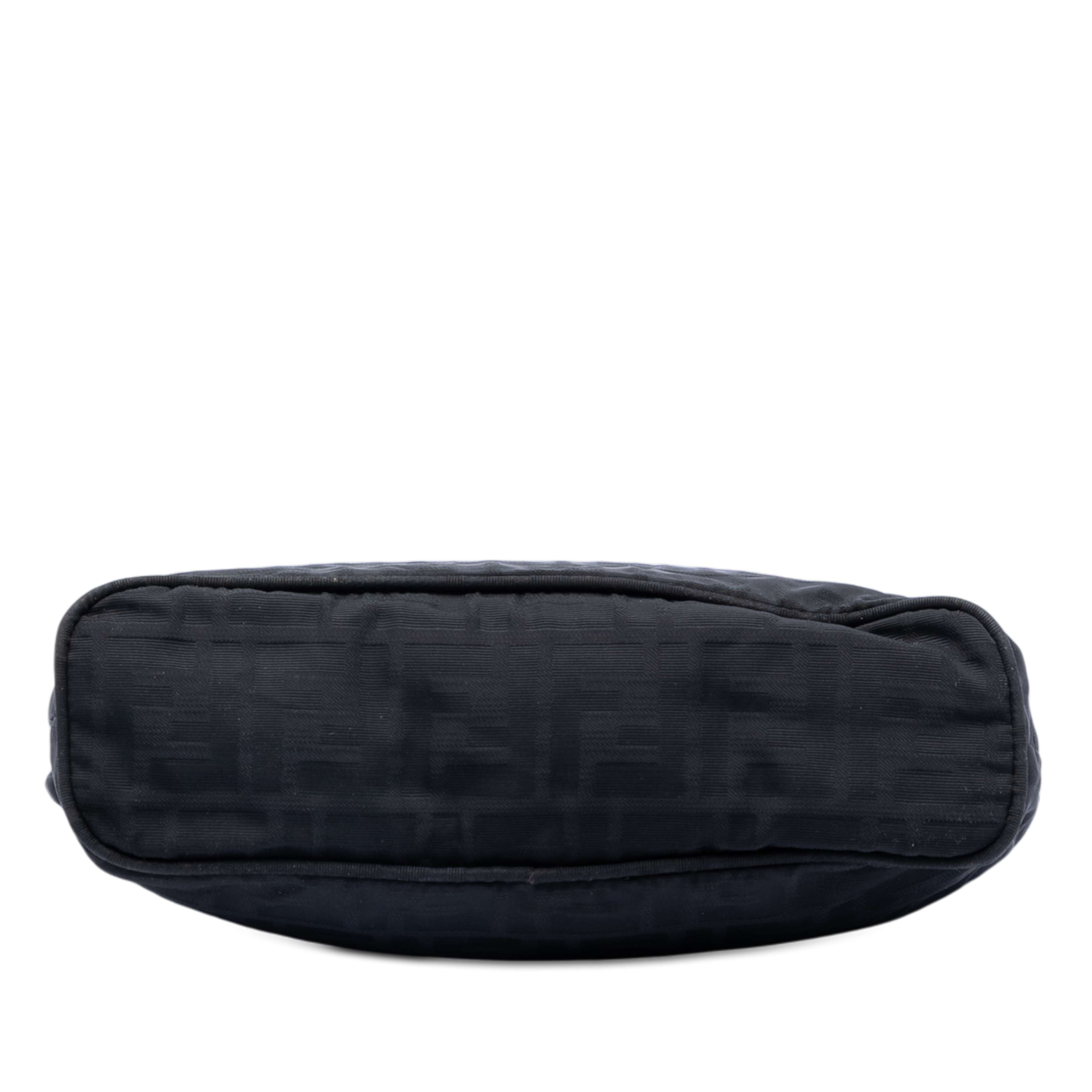 Fendi Zucca Canvas Tote, från Luxclusif, i färgen black. Klicka för att öppna bilden i stort format