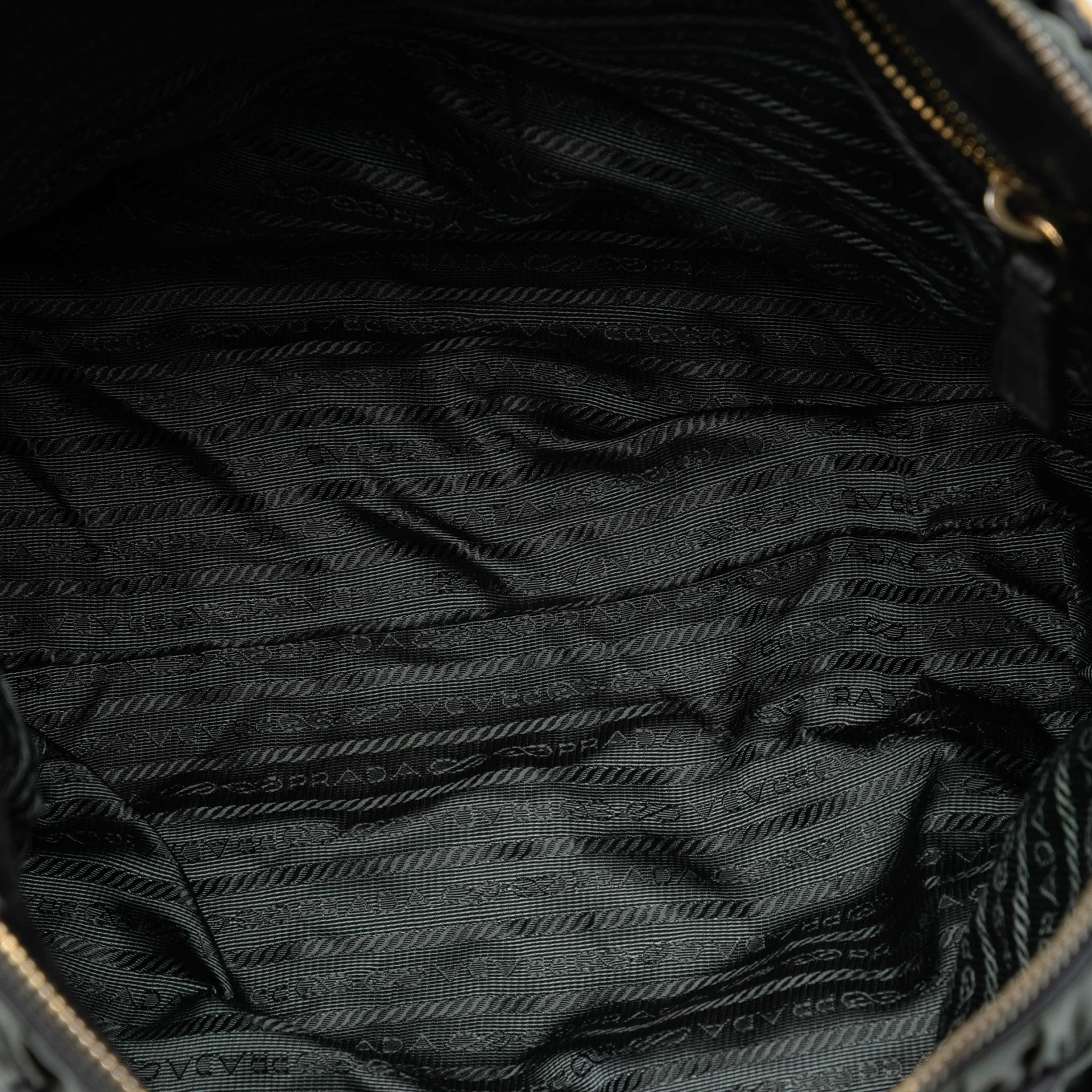 Prada Tessuto Gaufre Tote, från Luxclusif, i färgen green. Klicka för att öppna bilden i stort format