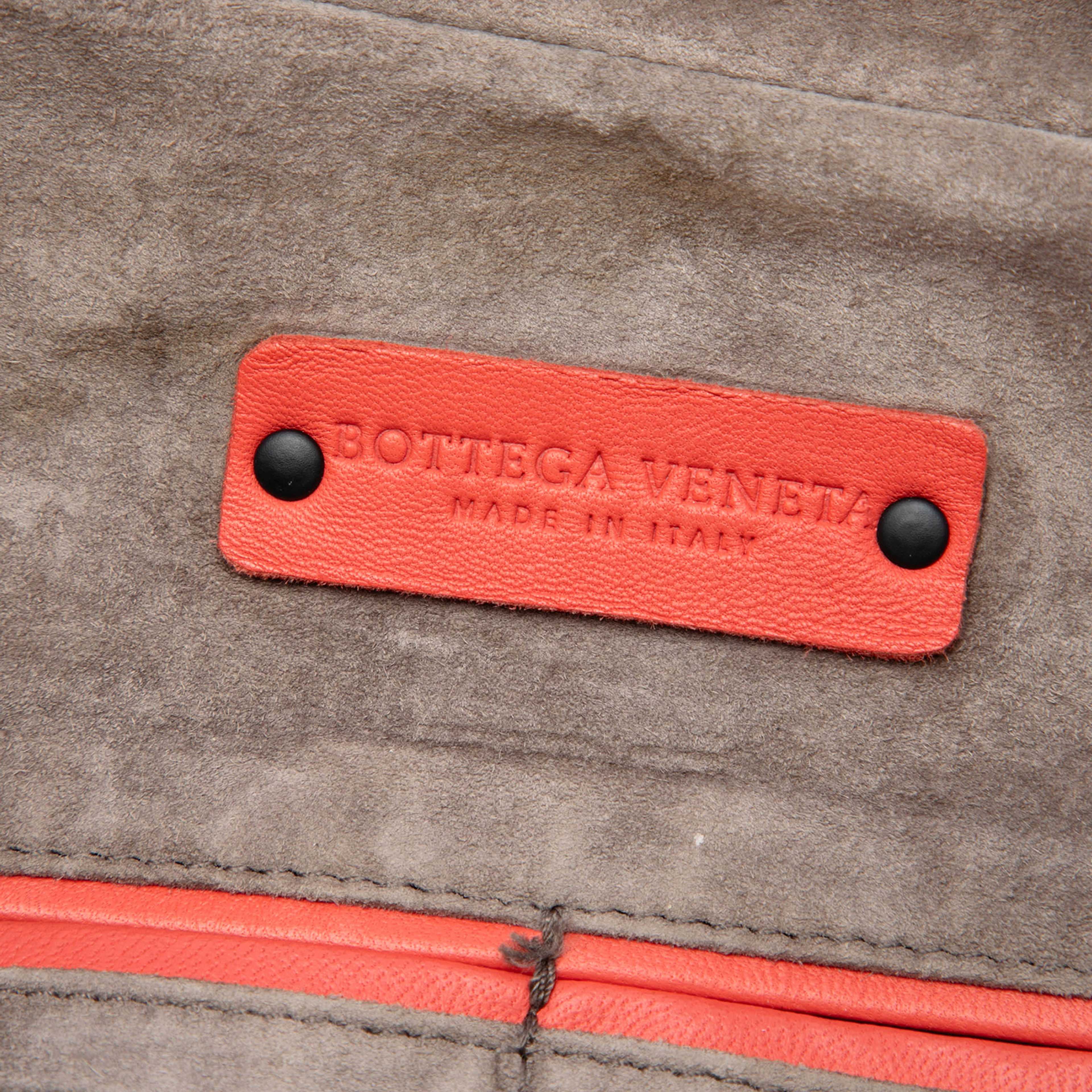 Bottega Veneta Intrecciato Trimmed Nappa Multi Pocket Shoulder Bag, från Luxclusif, i färgen orange. Klicka för att öppna bilden i stort format