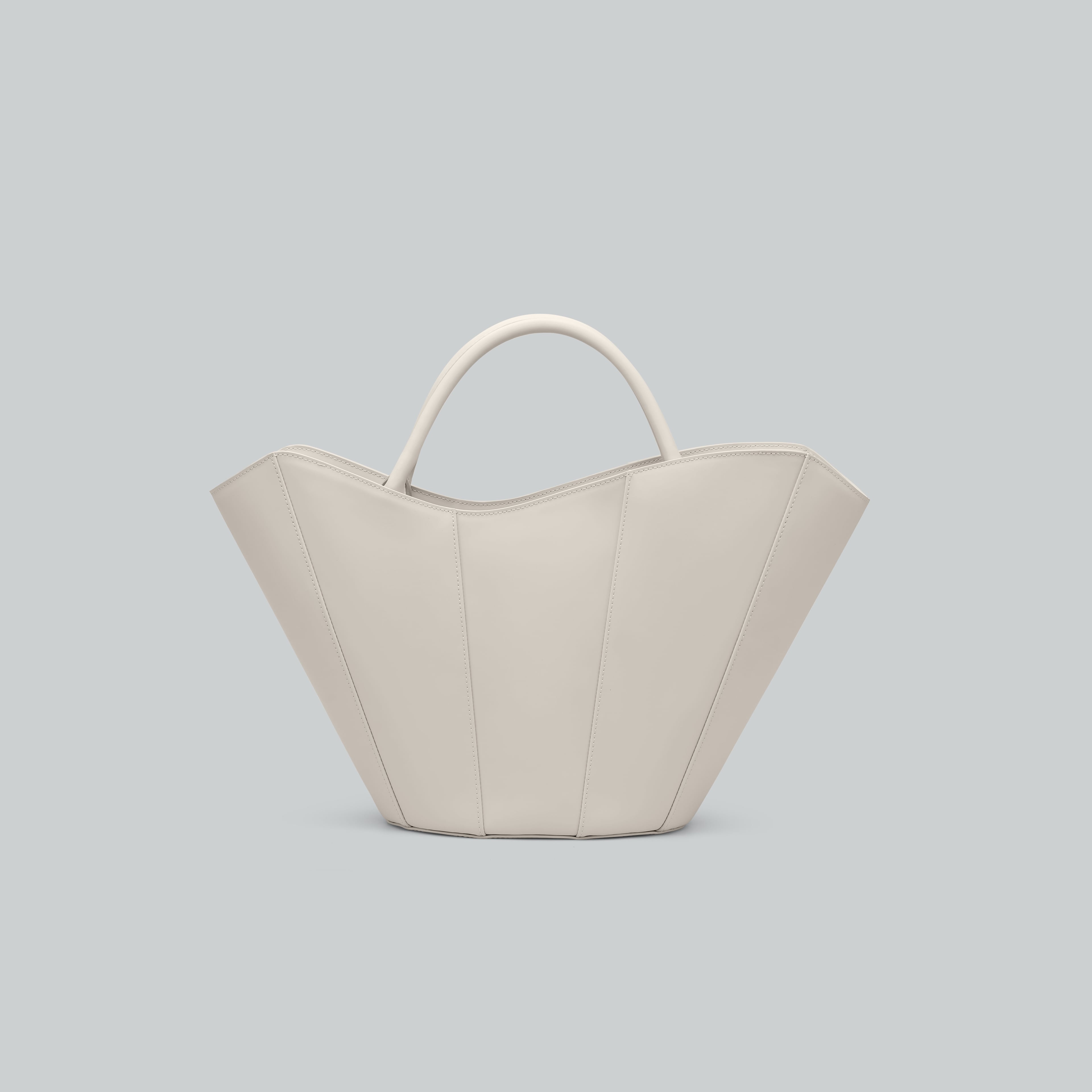 Josefine Tote, från Gaston Luga, i färgen cloud cream.