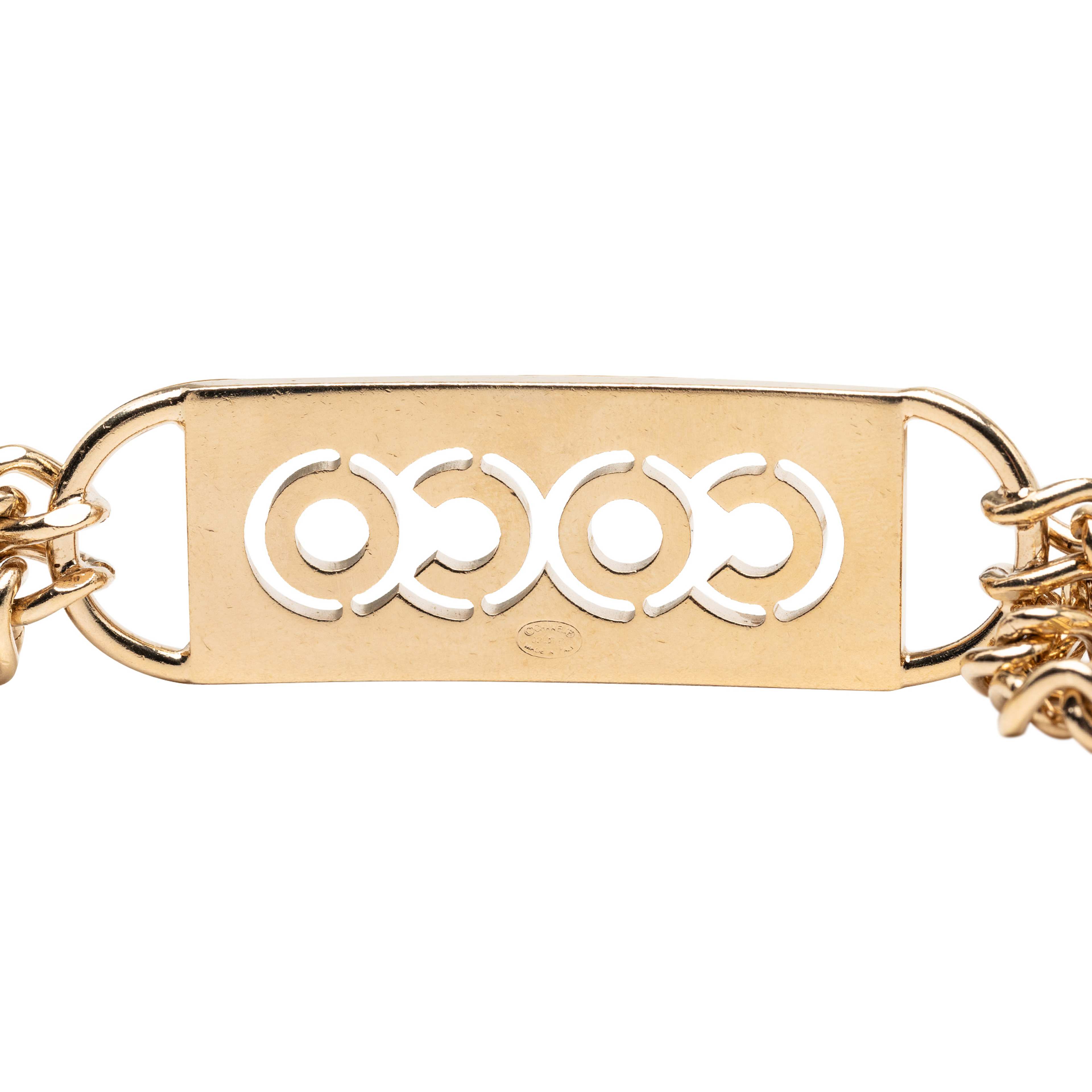 Chanel Gold Plated Strass Coco Plaque Double Chain Belt, från Luxclusif, i färgen guld. Klicka för att öppna bilden i stort format