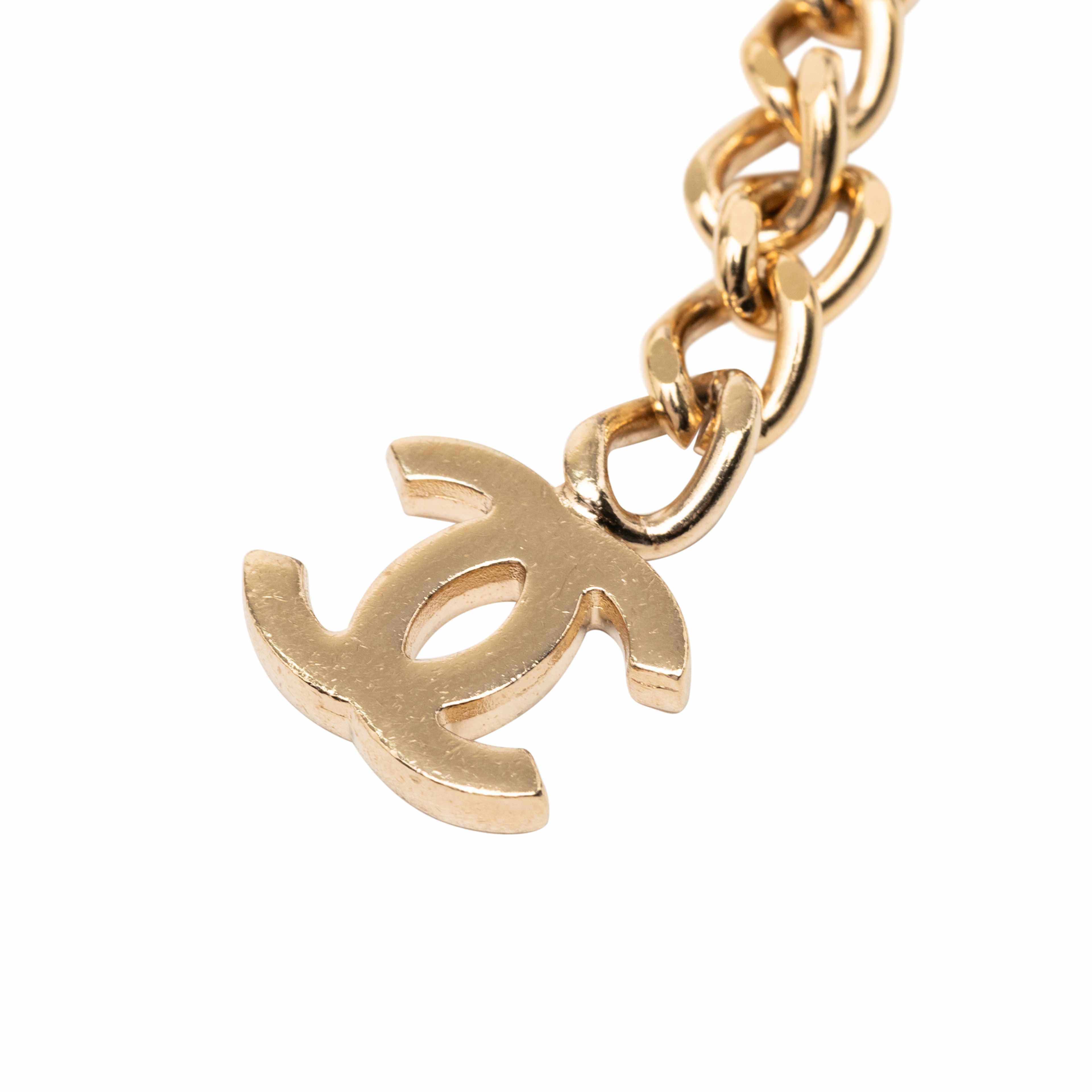 Chanel Gold Plated Strass Coco Plaque Double Chain Belt, från Luxclusif, i färgen guld. Klicka för att öppna bilden i stort format