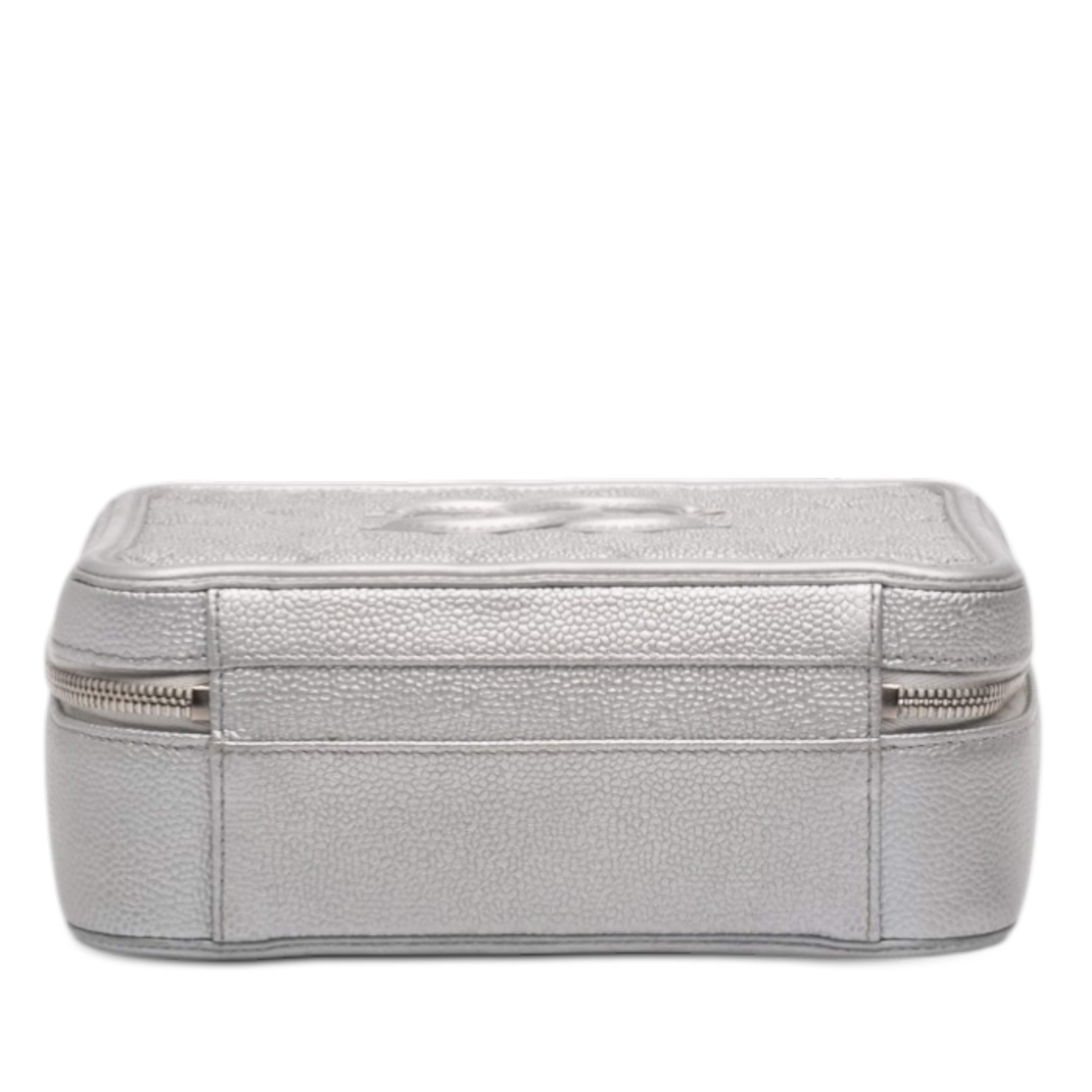 Chanel Medium Caviar Cc Filigree Vanity Case, från Luxclusif, i färgen silver. Klicka för att öppna bilden i stort format