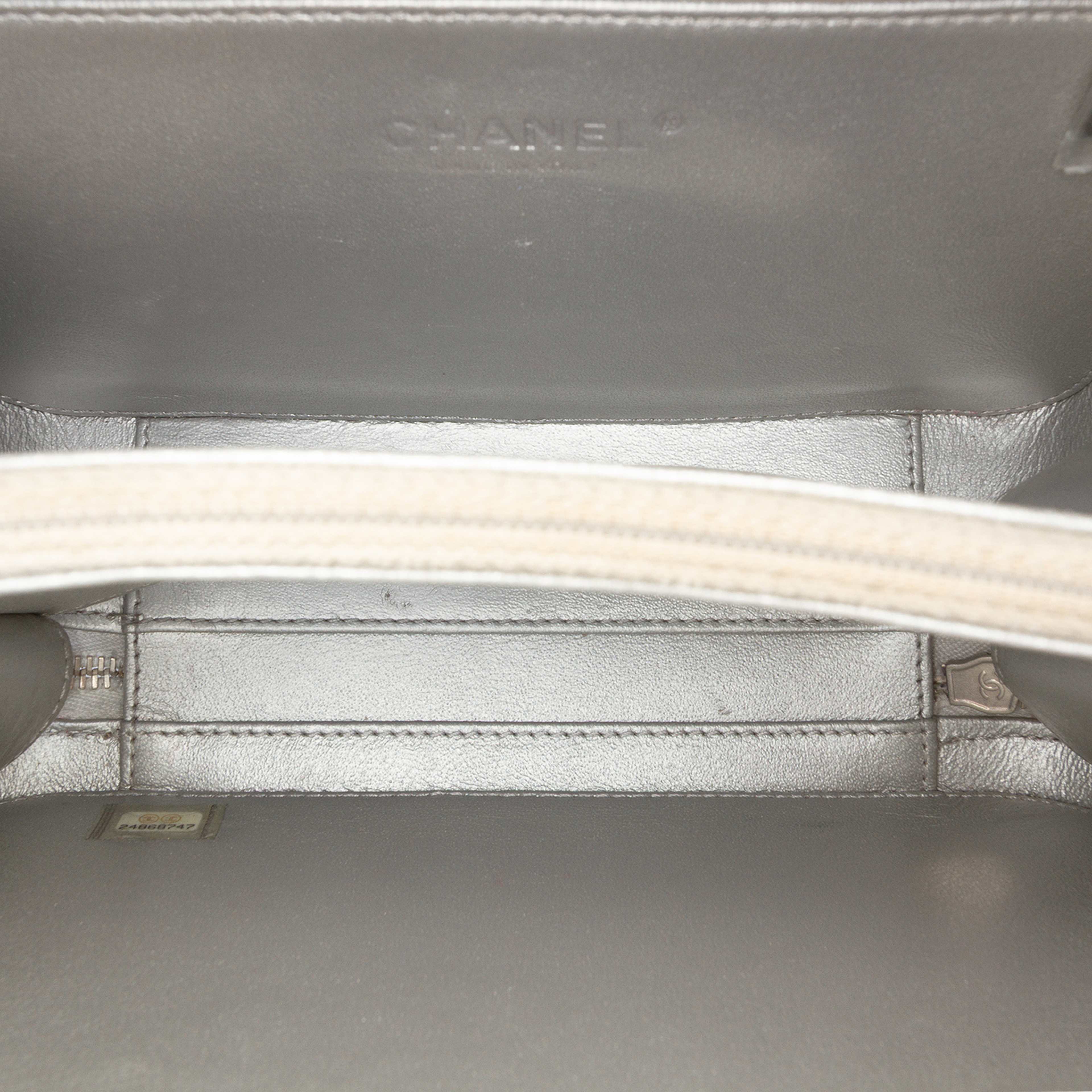 Chanel Medium Caviar Cc Filigree Vanity Case, från Luxclusif, i färgen silver. Klicka för att öppna bilden i stort format