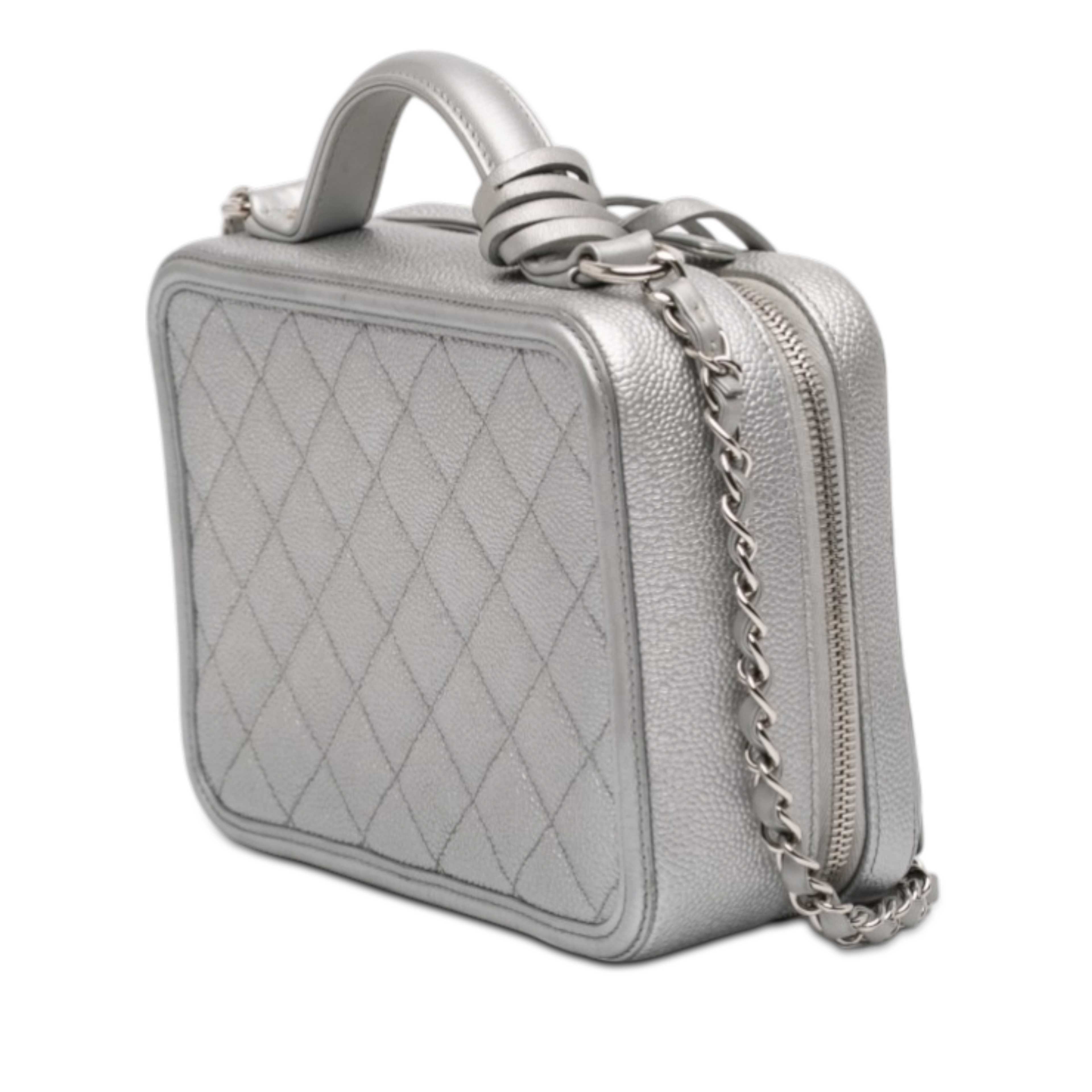 Chanel Medium Caviar Cc Filigree Vanity Case, från Luxclusif, i färgen silver. Klicka för att öppna bilden i stort format