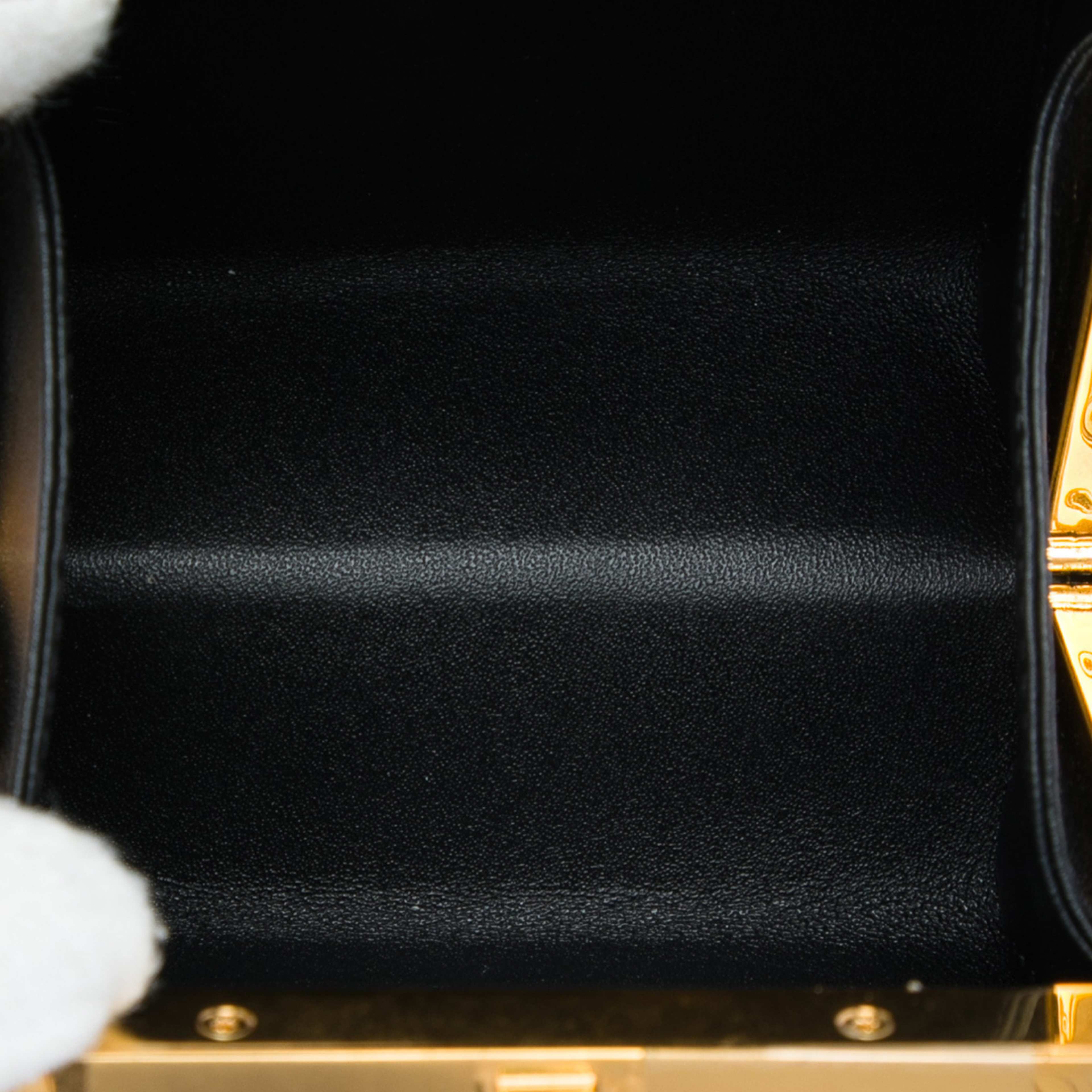 Celine Calfskin Triomphe Lana Minaudiere, från Luxclusif, i färgen svart. Klicka för att öppna bilden i stort format