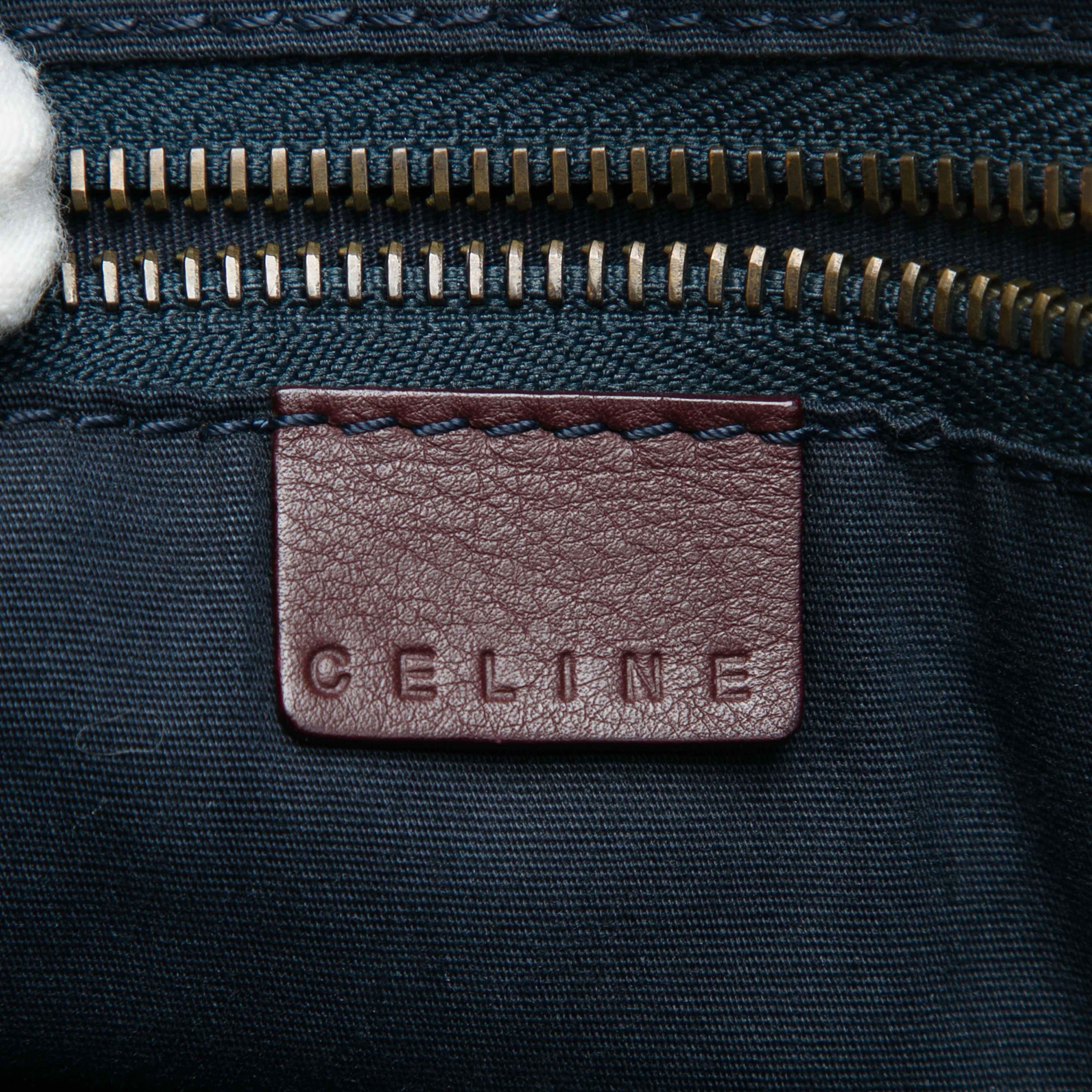 Celine C Macadam Suede Handbag, från Luxclusif, i färgen grå. Klicka för att öppna bilden i stort format