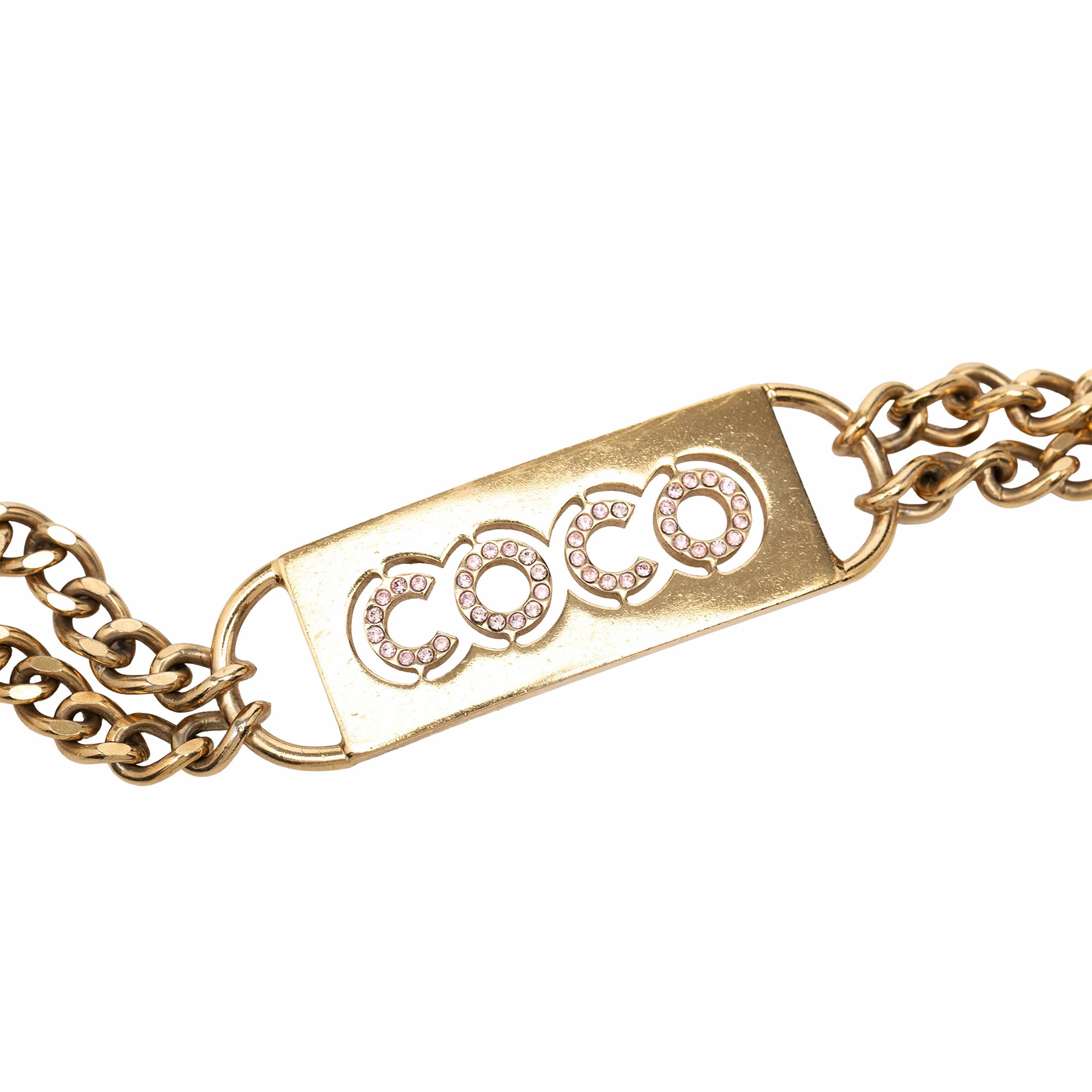 Chanel Cc Gold Plated Strass Coco Plaque Double Chain Belt, från Luxclusif, i färgen guld. Klicka för att öppna bilden i stort format