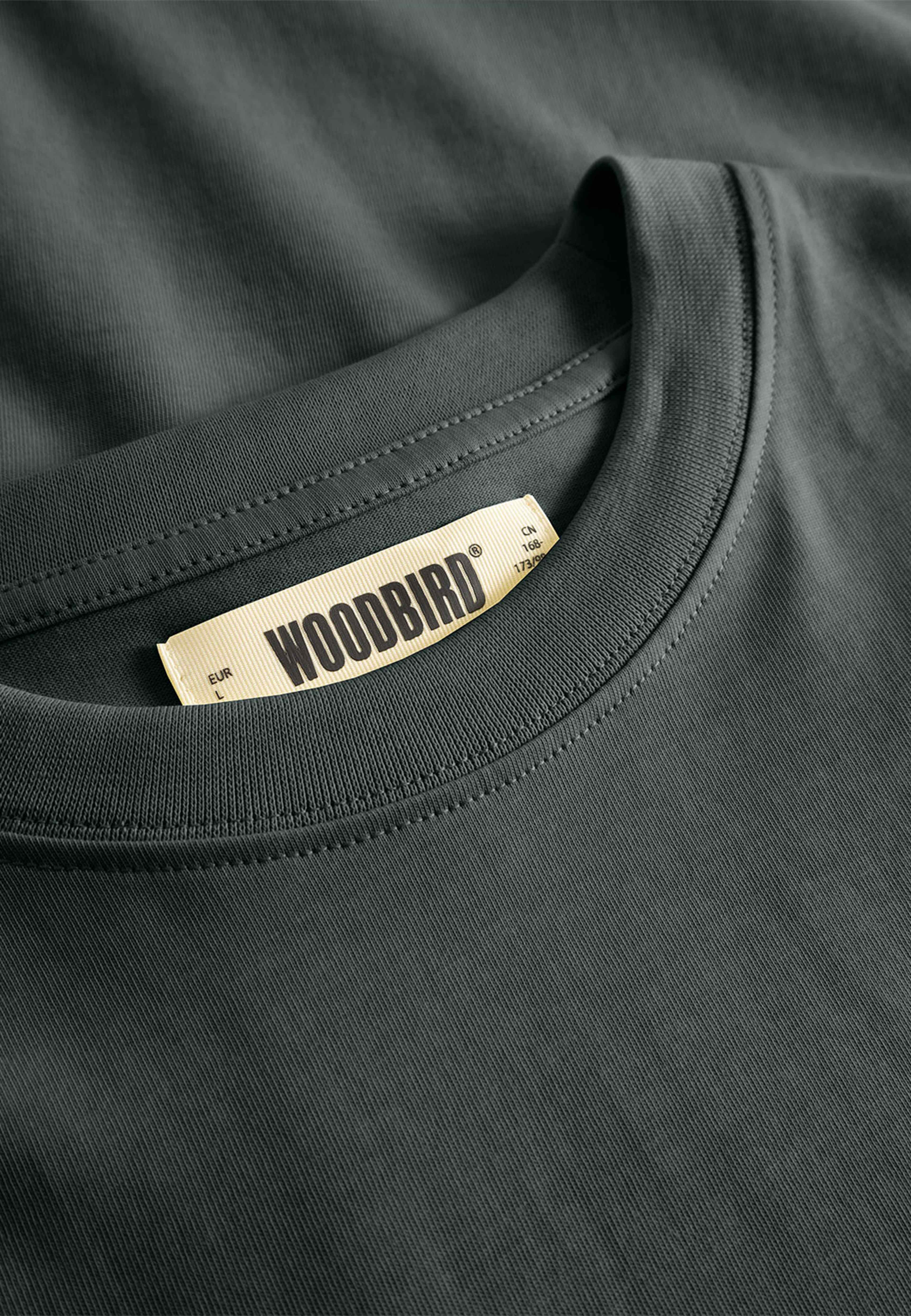 Baine Base tee, från Woodbird, i färgen Forrest Green. Klicka för att öppna bilden i stort format