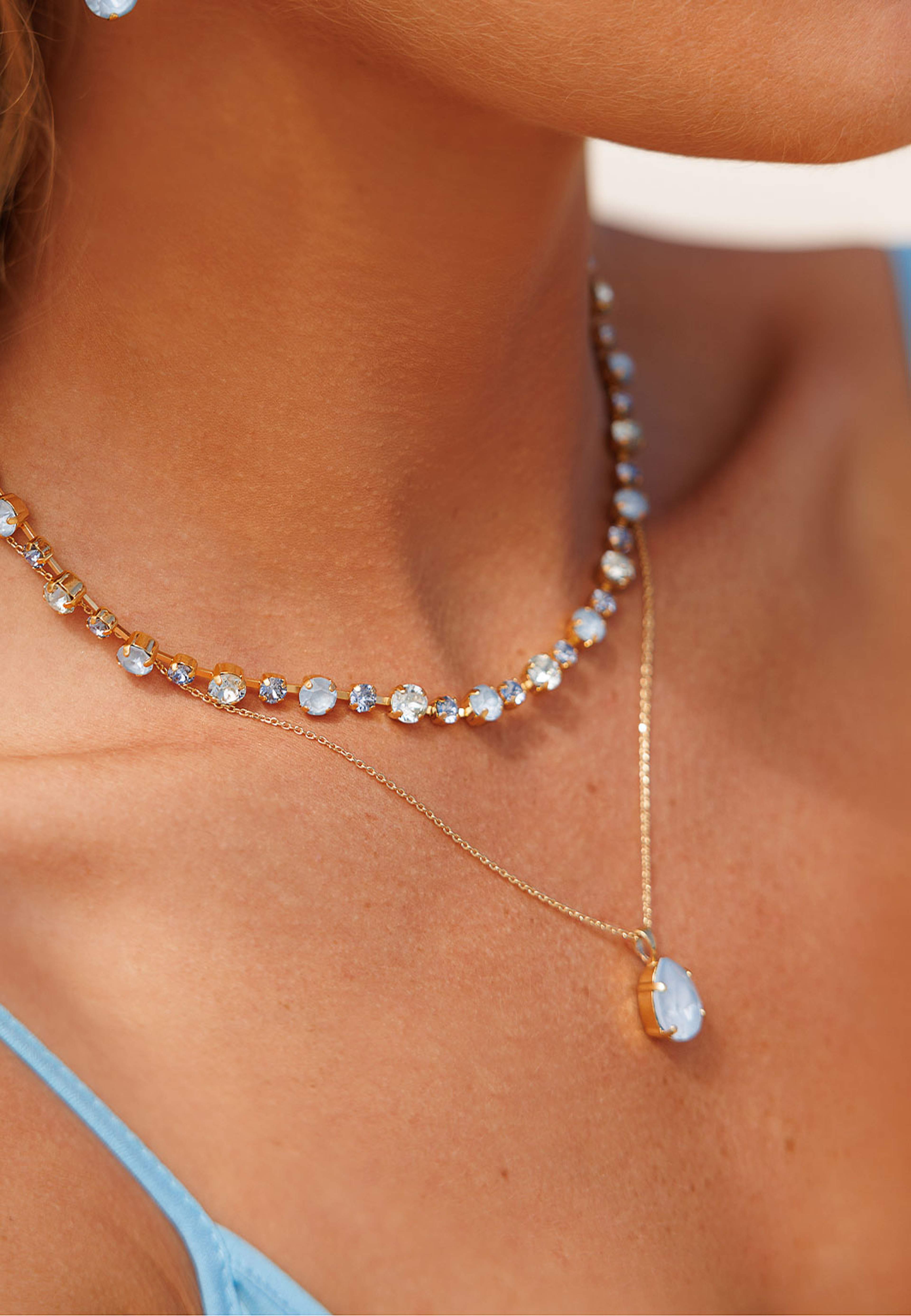 Mini Drop Necklace, från Caroline Svedbom, i färgen Sky Ignite. Klicka för att öppna bilden i stort format