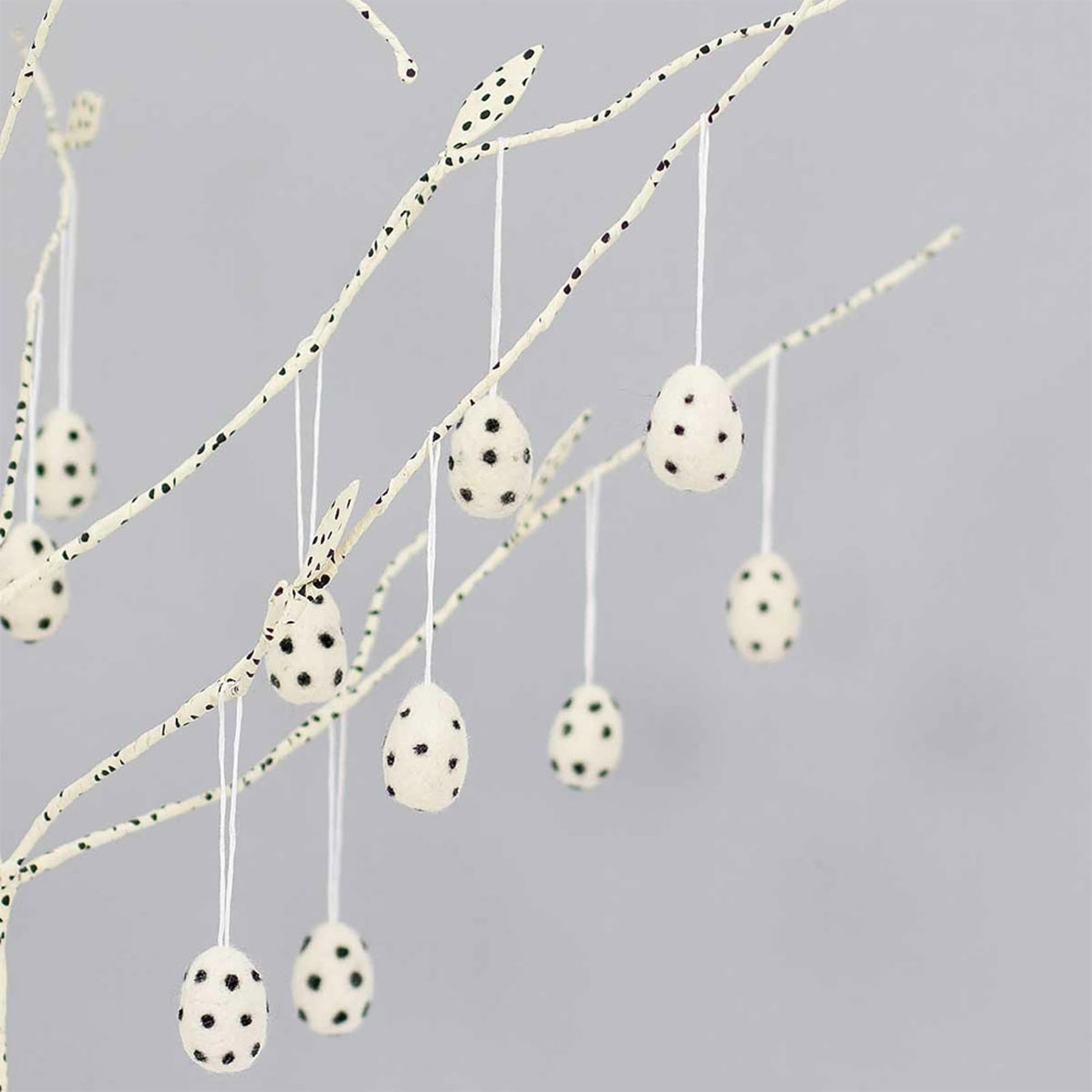 FELT EGGS Påskhänge 10-pack, vit/sv, från A World of Craft, i färgen Vit/Sv. Klicka för att öppna bilden i stort format