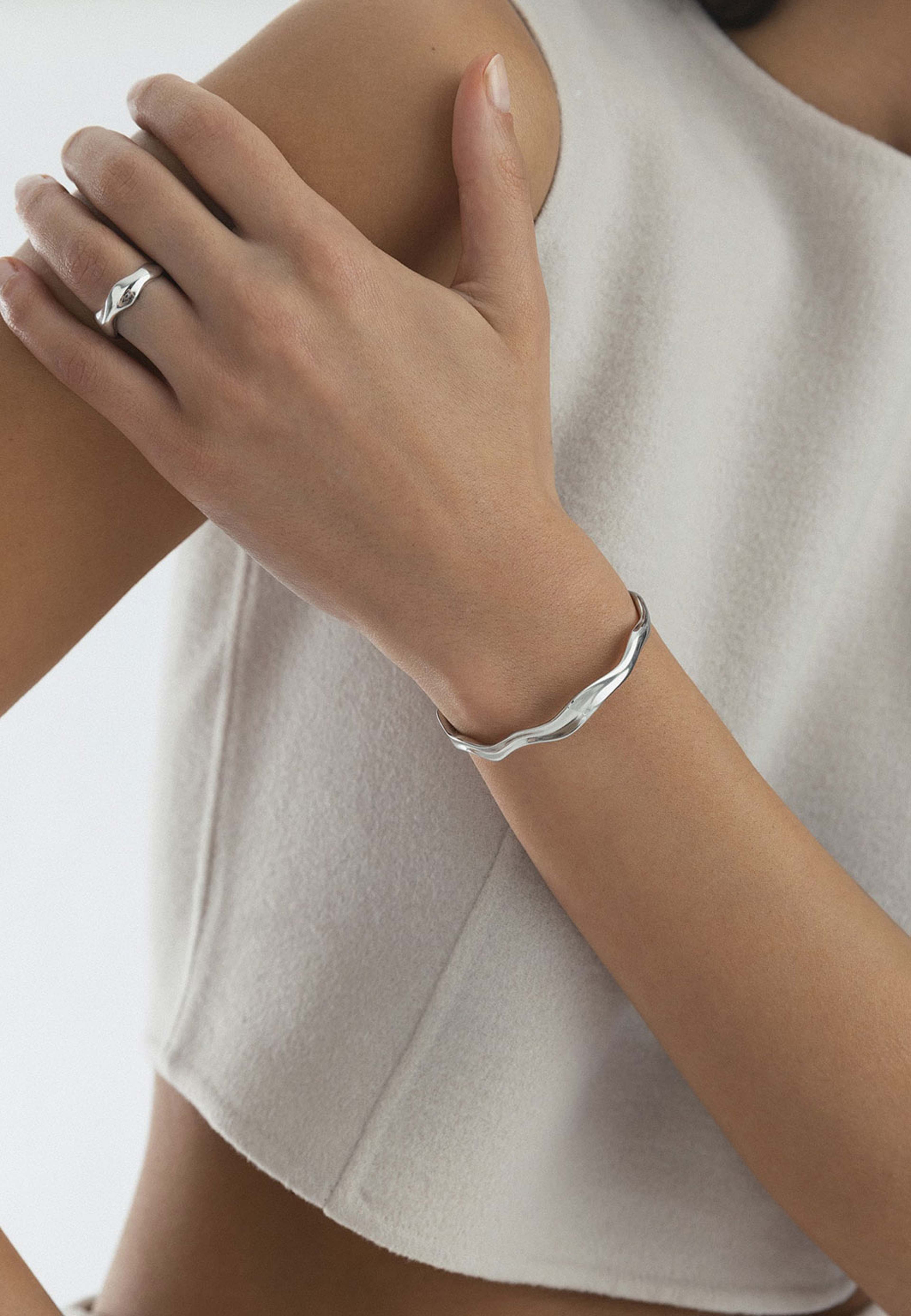 Wavy bolded cuff Steel bracelet, från Mockberg, i färgen Silver. Klicka för att öppna bilden i stort format