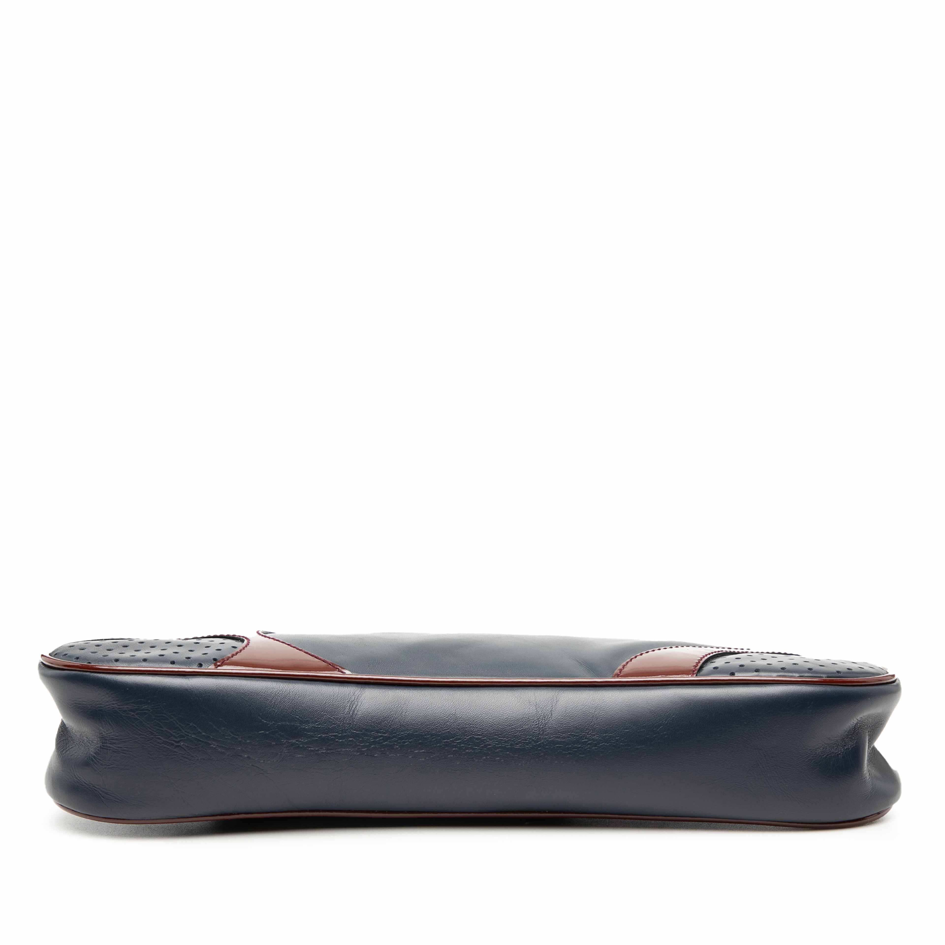 Prada Patent Trimmed Vitello Drive Crossbody, från Luxclusif, i färgen blå. Klicka för att öppna bilden i stort format