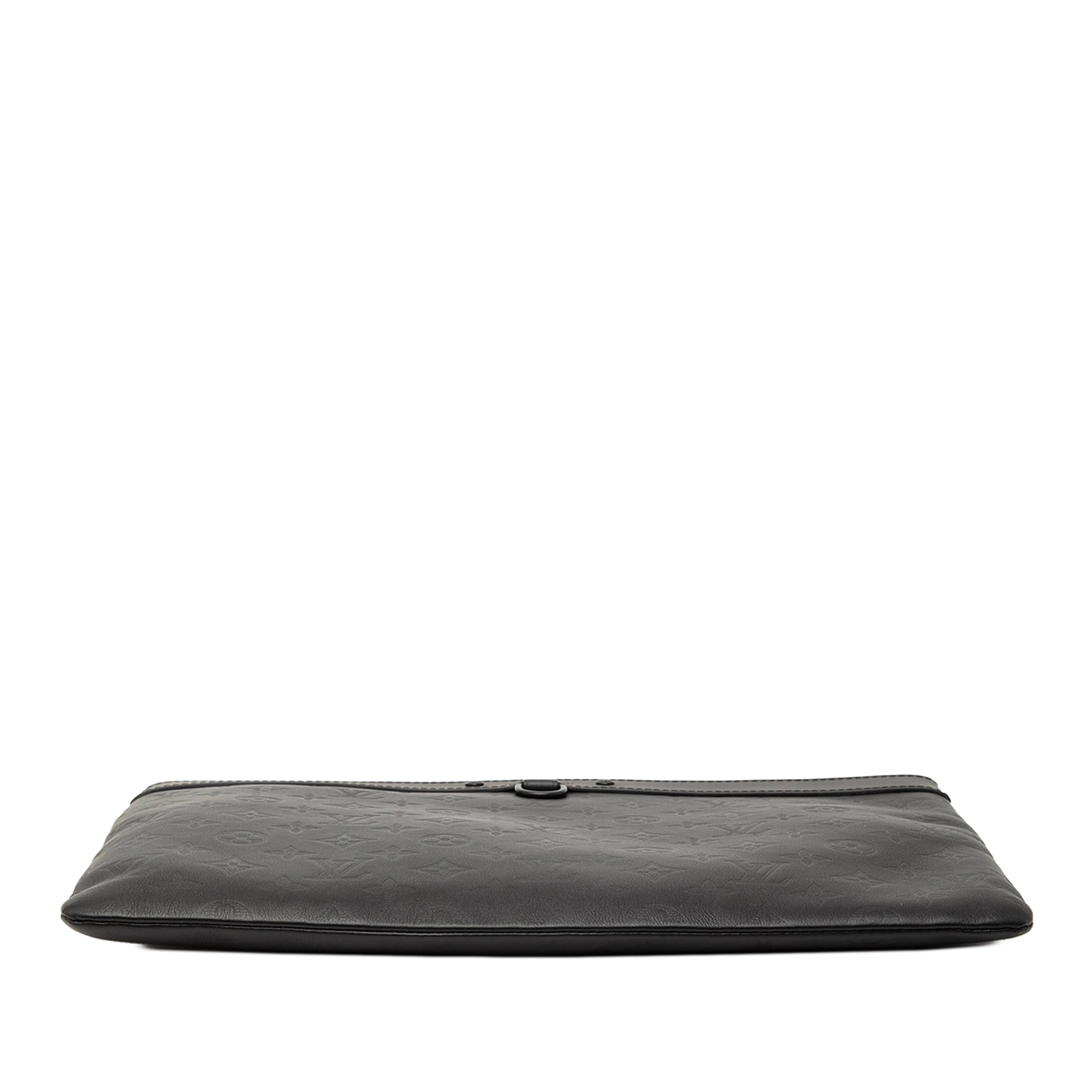 Louis Vuitton Monogram Shadow Discovery Pochette, från Luxclusif, i färgen black. Klicka för att öppna bilden i stort format