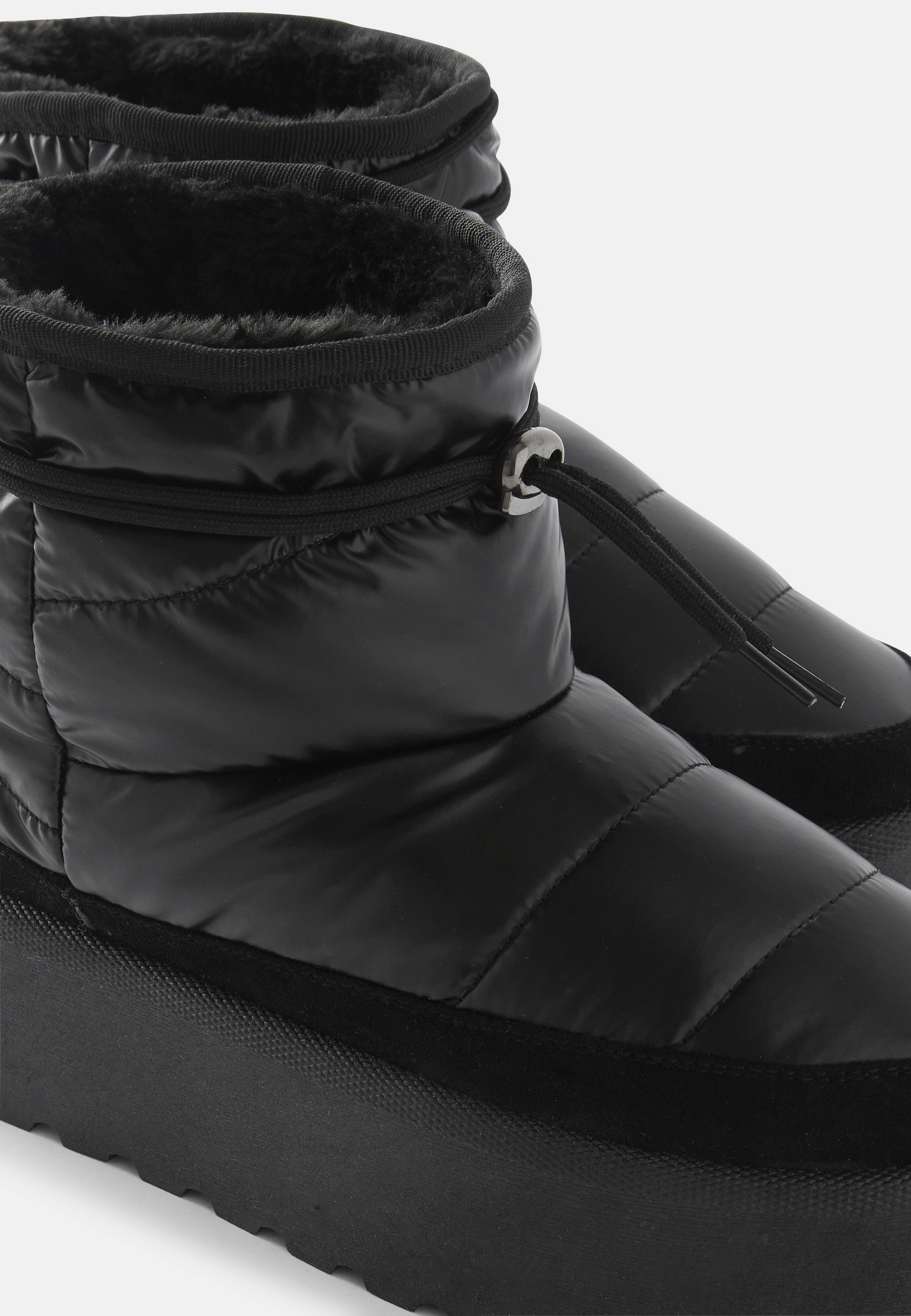 Fodrade snow boots med dragsko, från Carin Wester, i färgen Black. Klicka för att öppna bilden i stort format