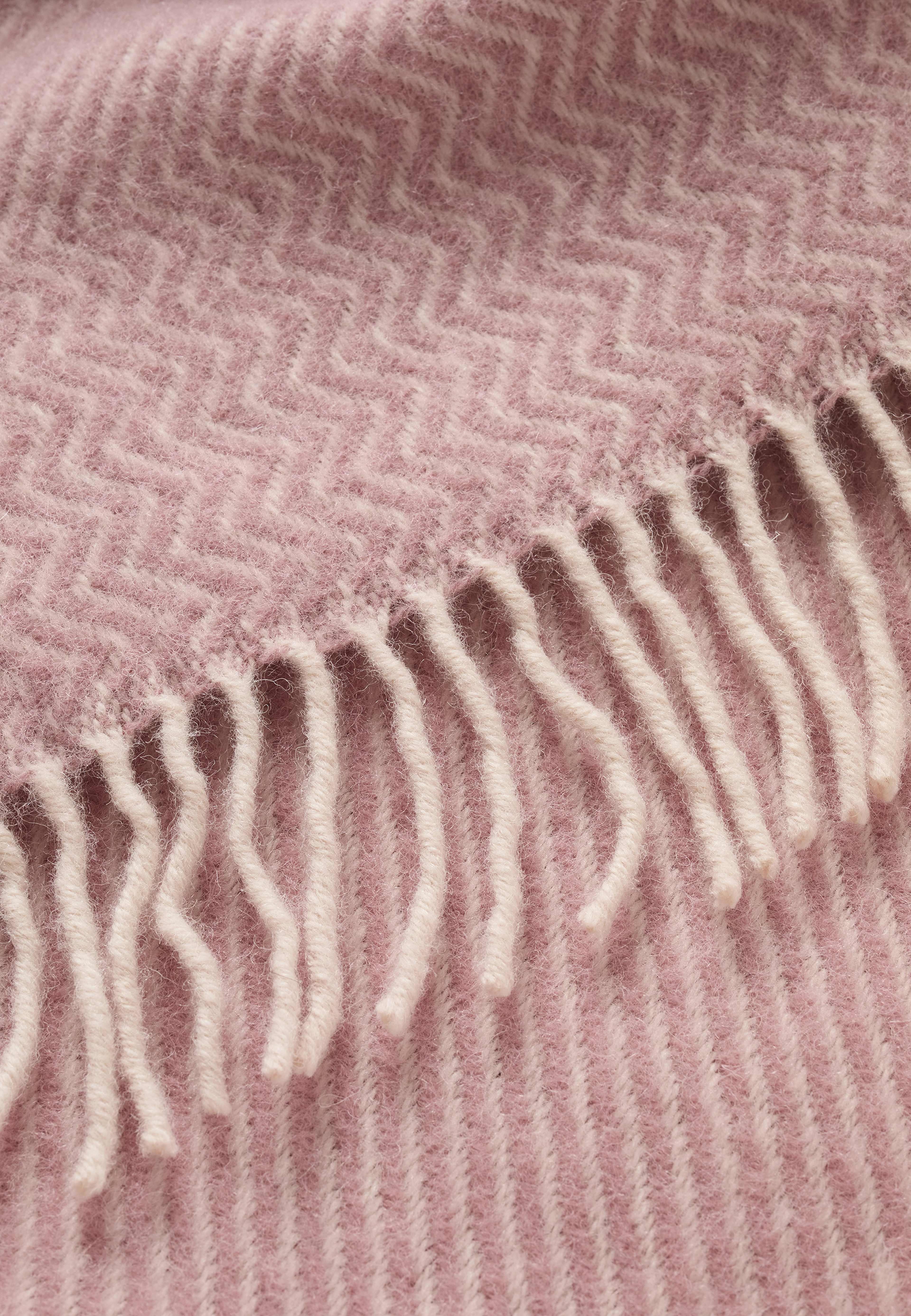 Klippan Ullpläd Zack, från Klippan, i färgen Puderrosa. Klicka för att öppna bilden i stort format