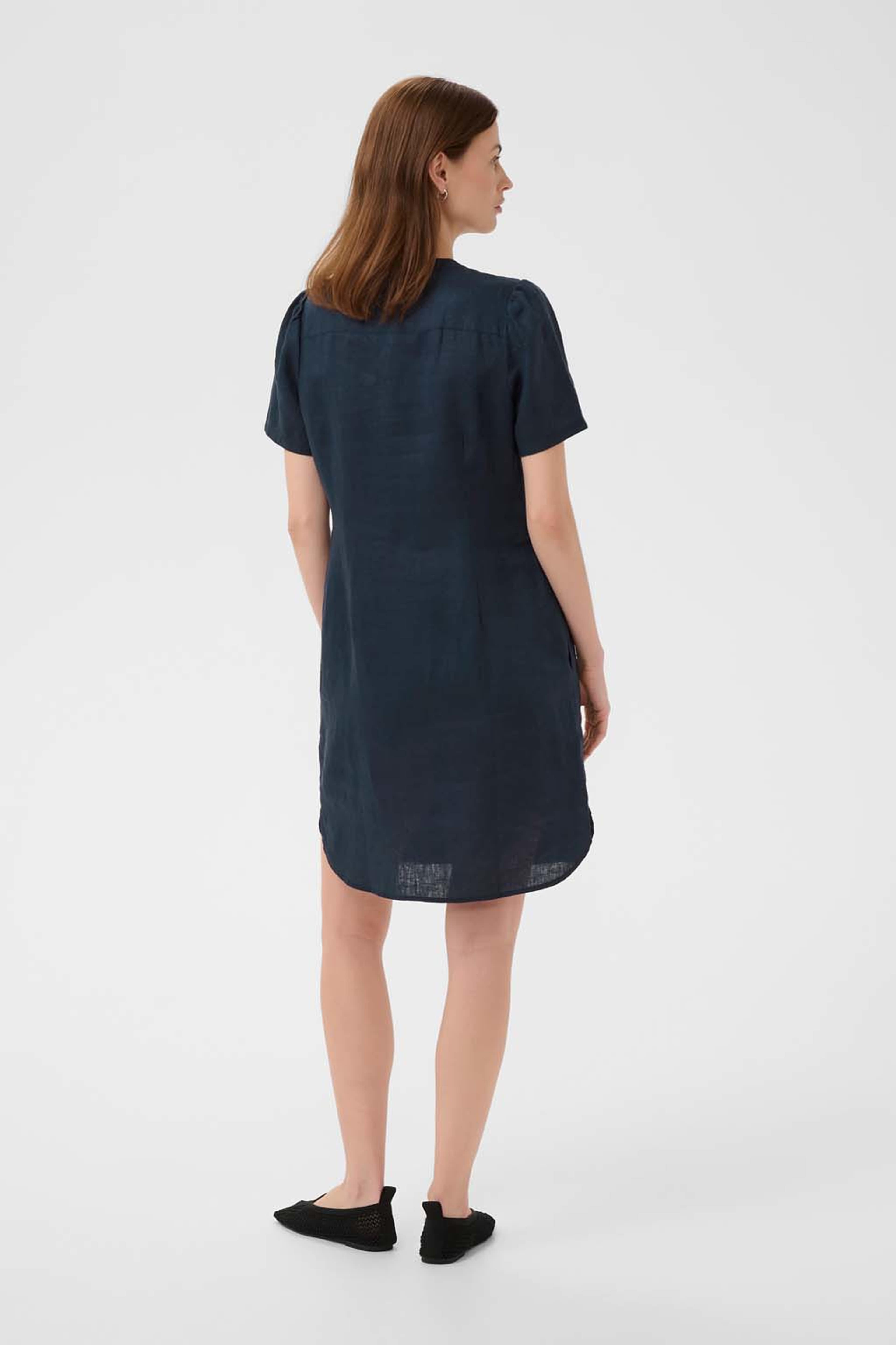 AminasePW Dress, från Part Two, i färgen After Midnight. Klicka för att öppna bilden i stort format