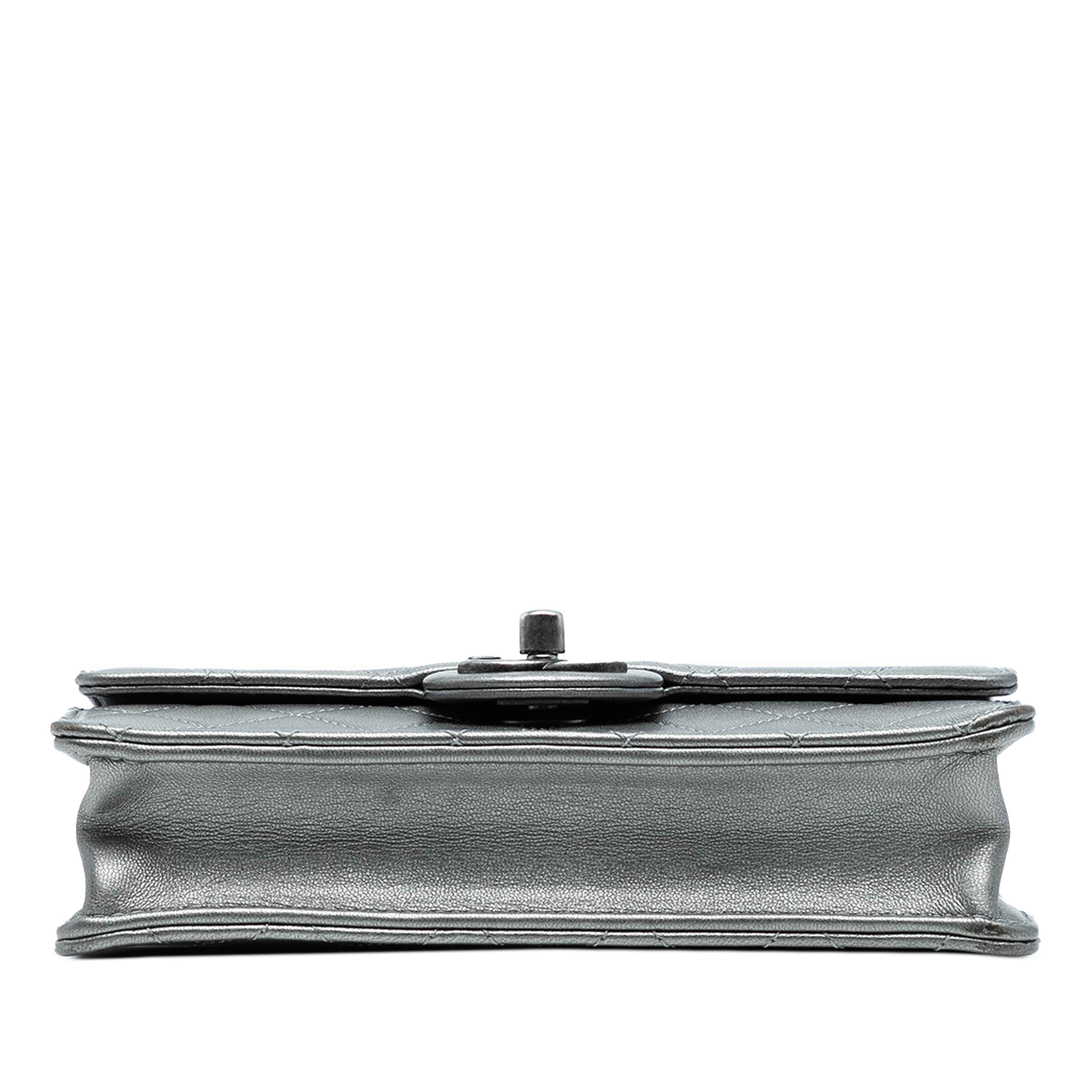 Chanel Medium Quilted Metallic Goatskin Chic Pearls Flap, från Luxclusif, i färgen silver. Klicka för att öppna bilden i stort format