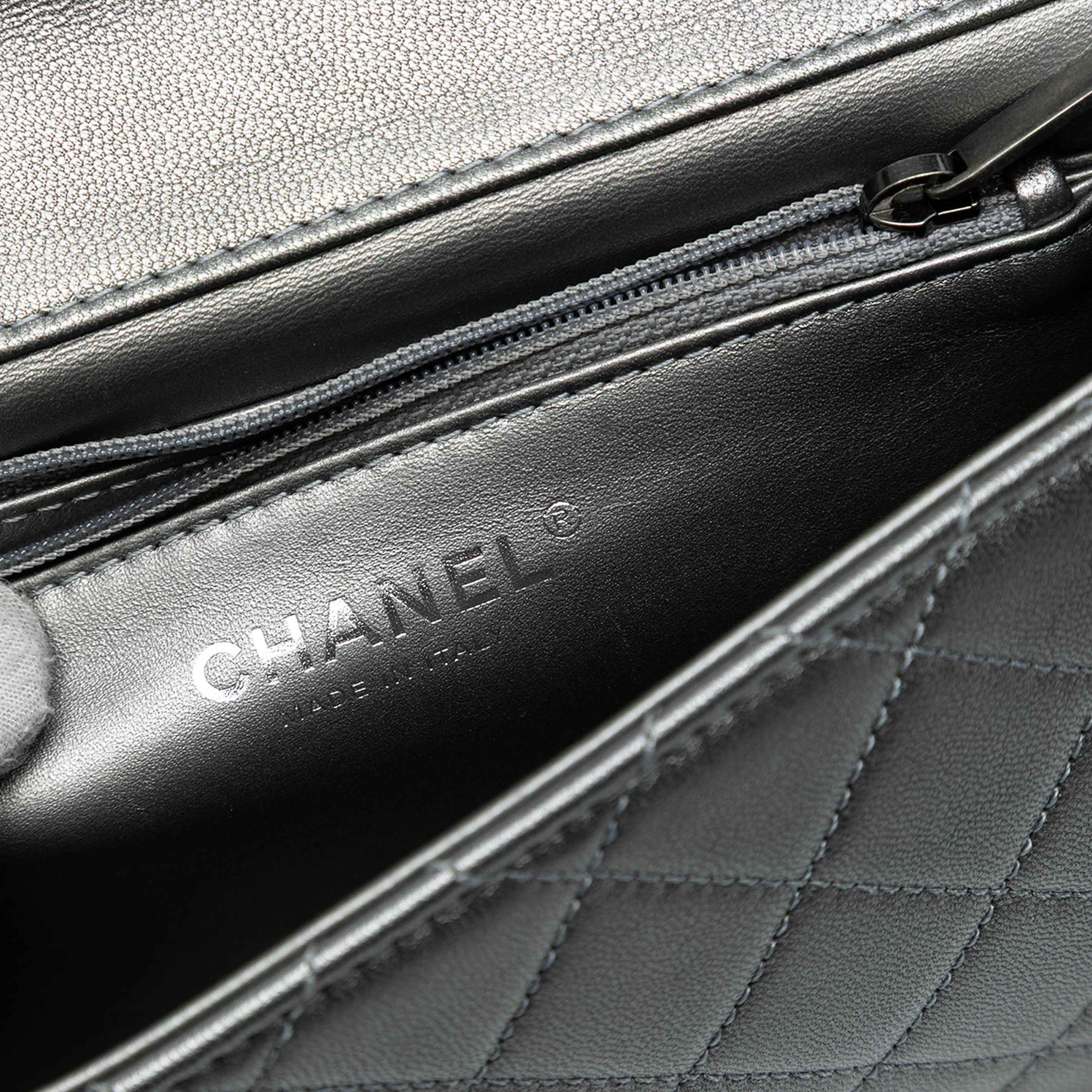 Chanel Medium Quilted Metallic Goatskin Chic Pearls Flap, från Luxclusif, i färgen silver. Klicka för att öppna bilden i stort format