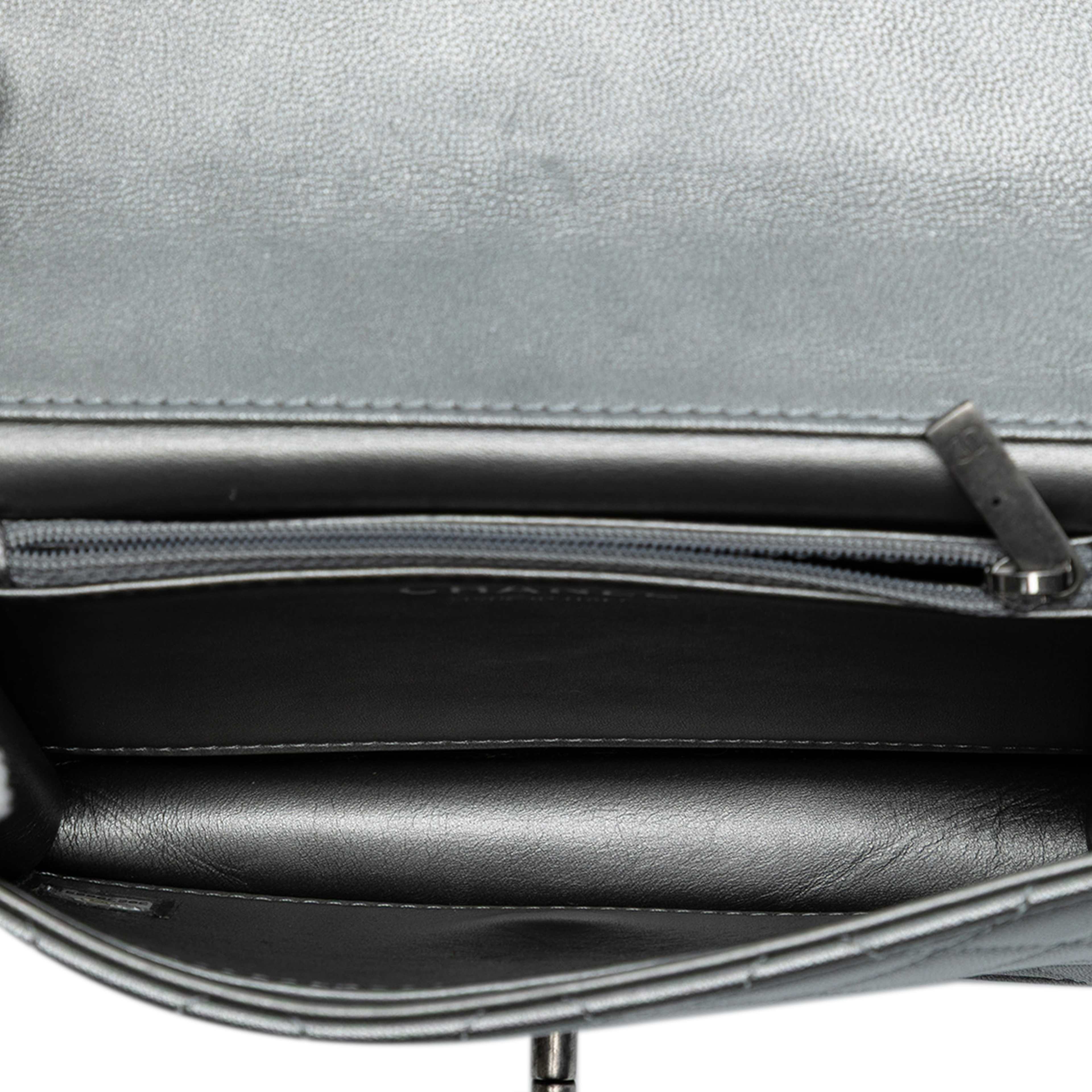 Chanel Medium Quilted Metallic Goatskin Chic Pearls Flap, från Luxclusif, i färgen silver. Klicka för att öppna bilden i stort format