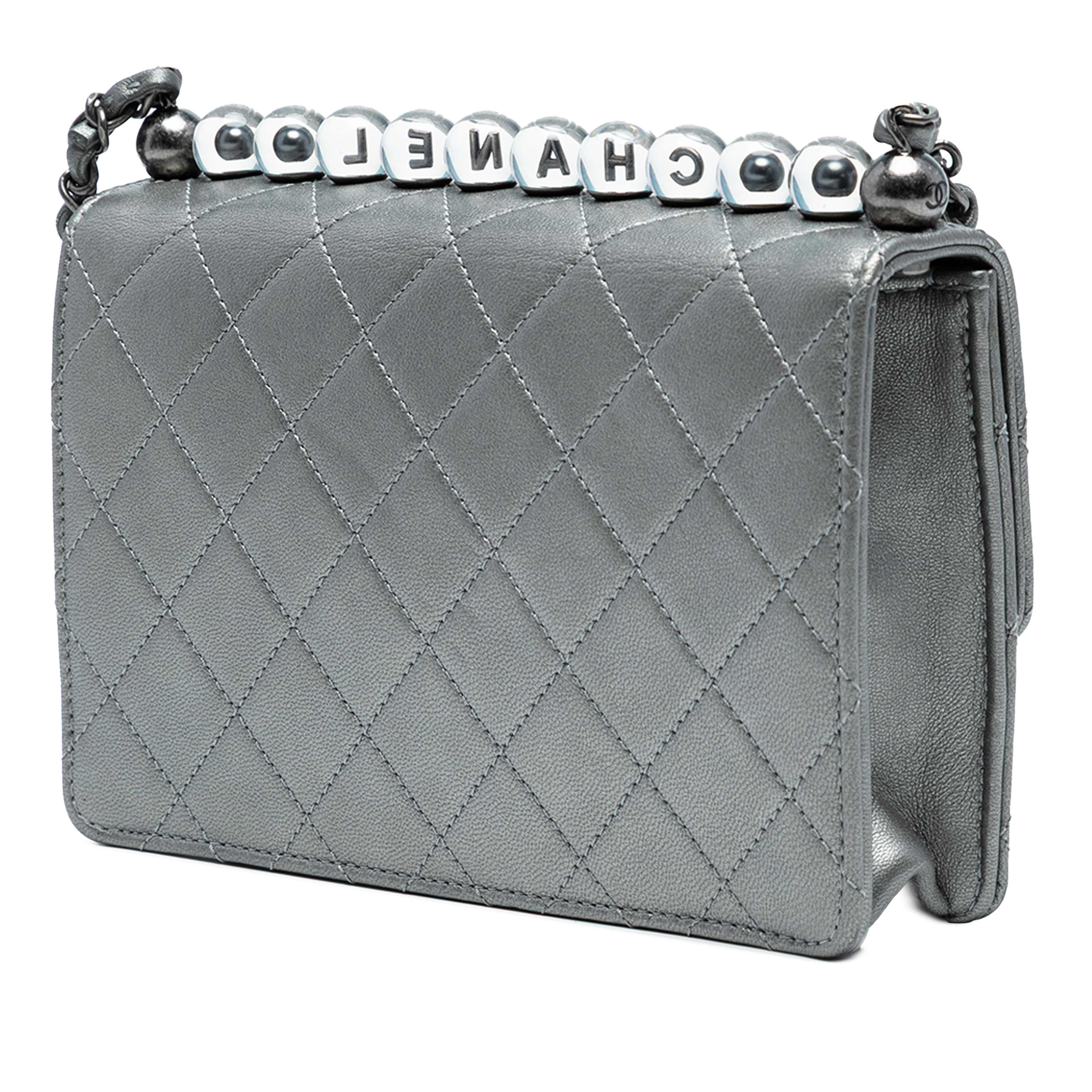Chanel Medium Quilted Metallic Goatskin Chic Pearls Flap, från Luxclusif, i färgen silver. Klicka för att öppna bilden i stort format