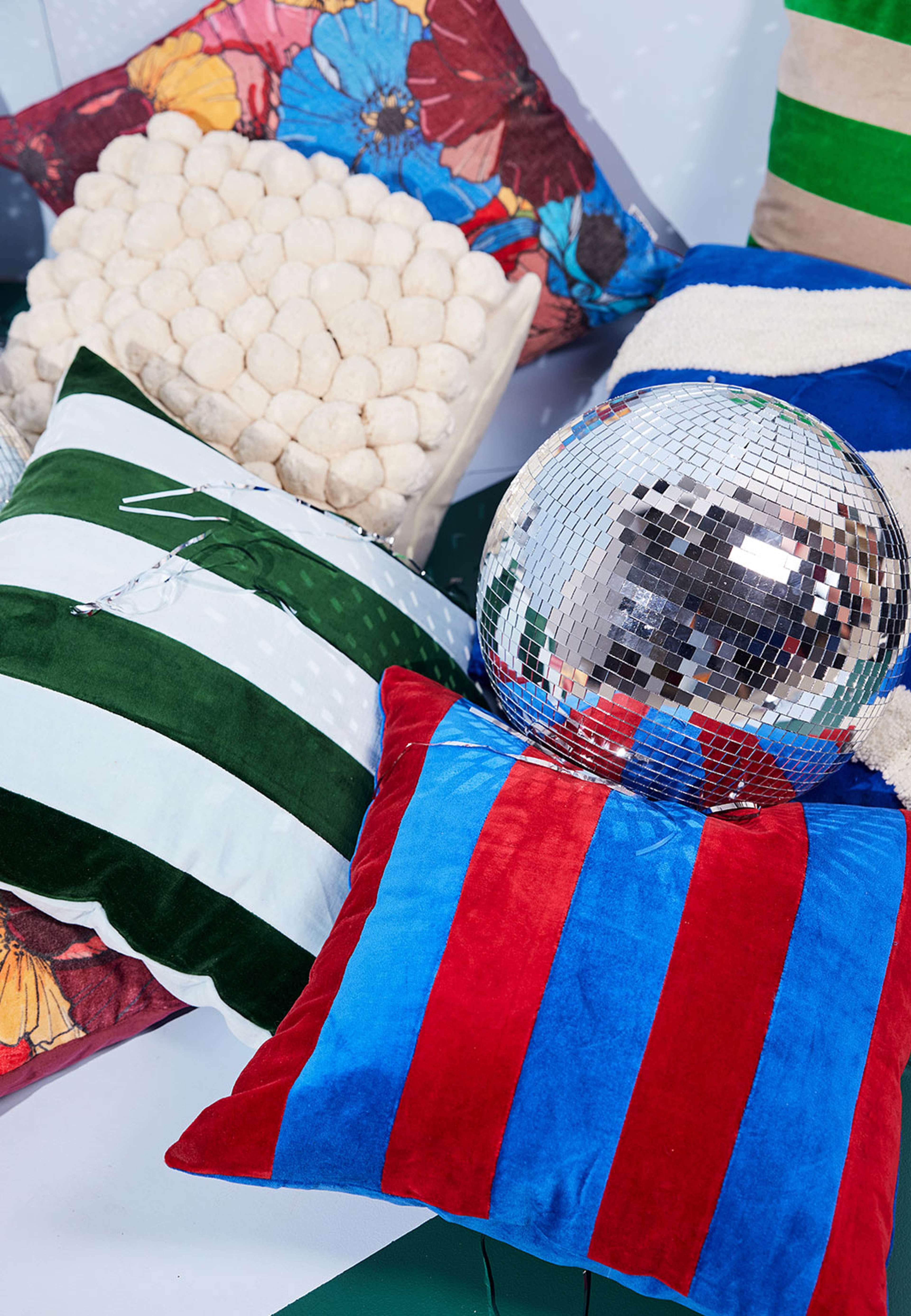 Kudde Pom Pom, från Byon, i färgen Off White. Klicka för att öppna bilden i stort format