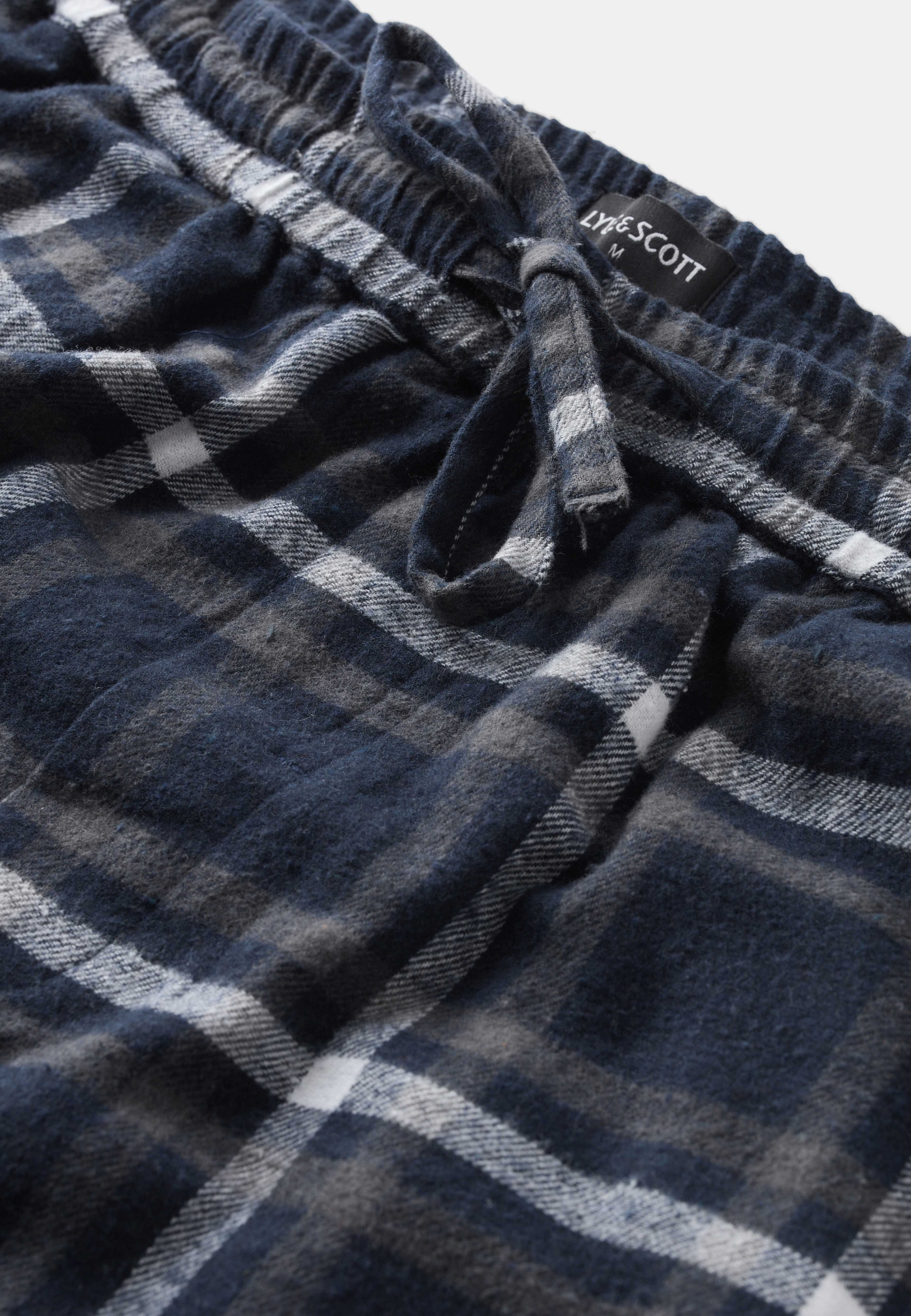 Carey Lounge Pant, från Lyle & Scott, i färgen Peacoat/Grey Check. Klicka för att öppna bilden i stort format