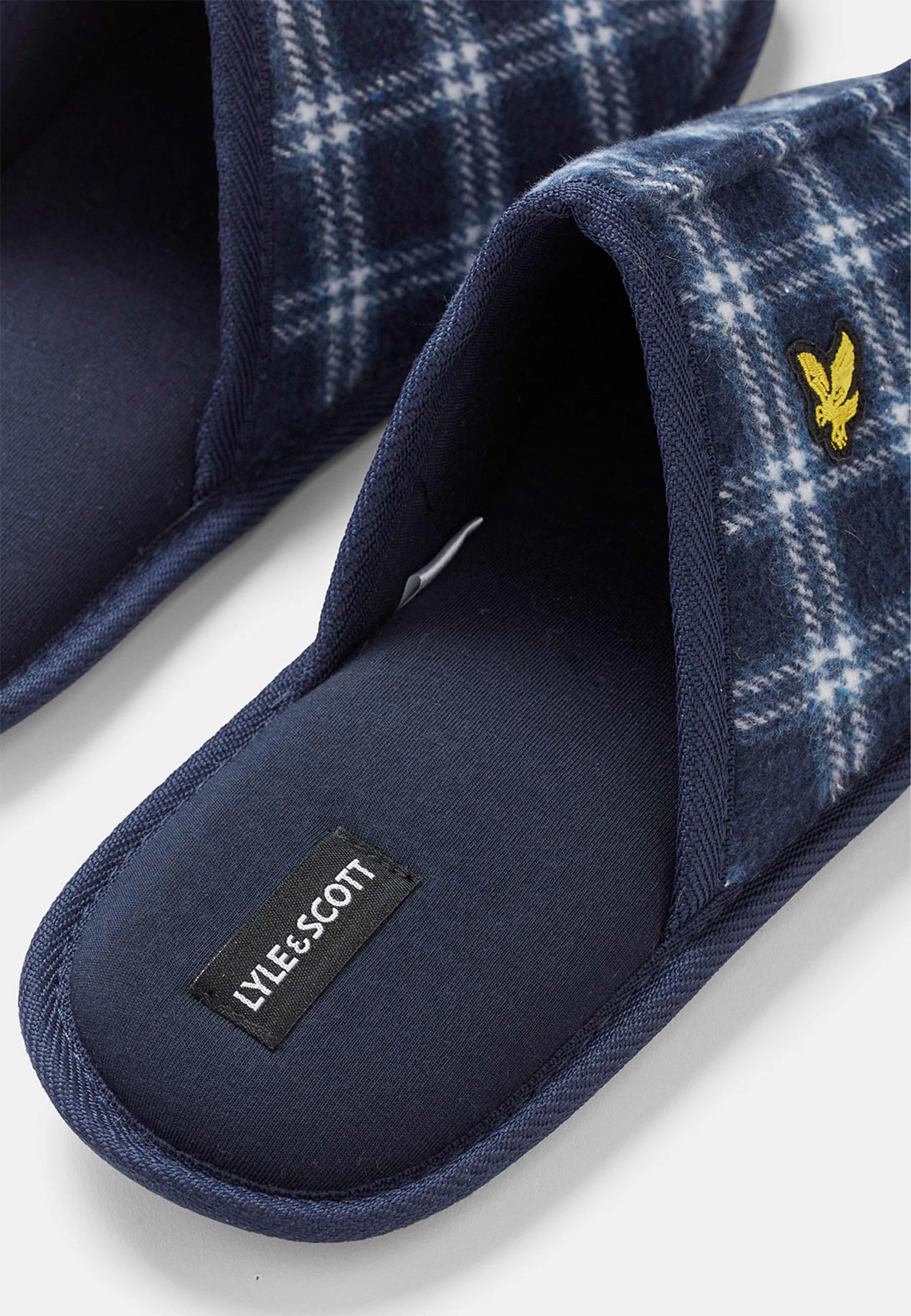 Ambrose Mule Slipper, från Lyle & Scott, i färgen Peacoat Check. Klicka för att öppna bilden i stort format