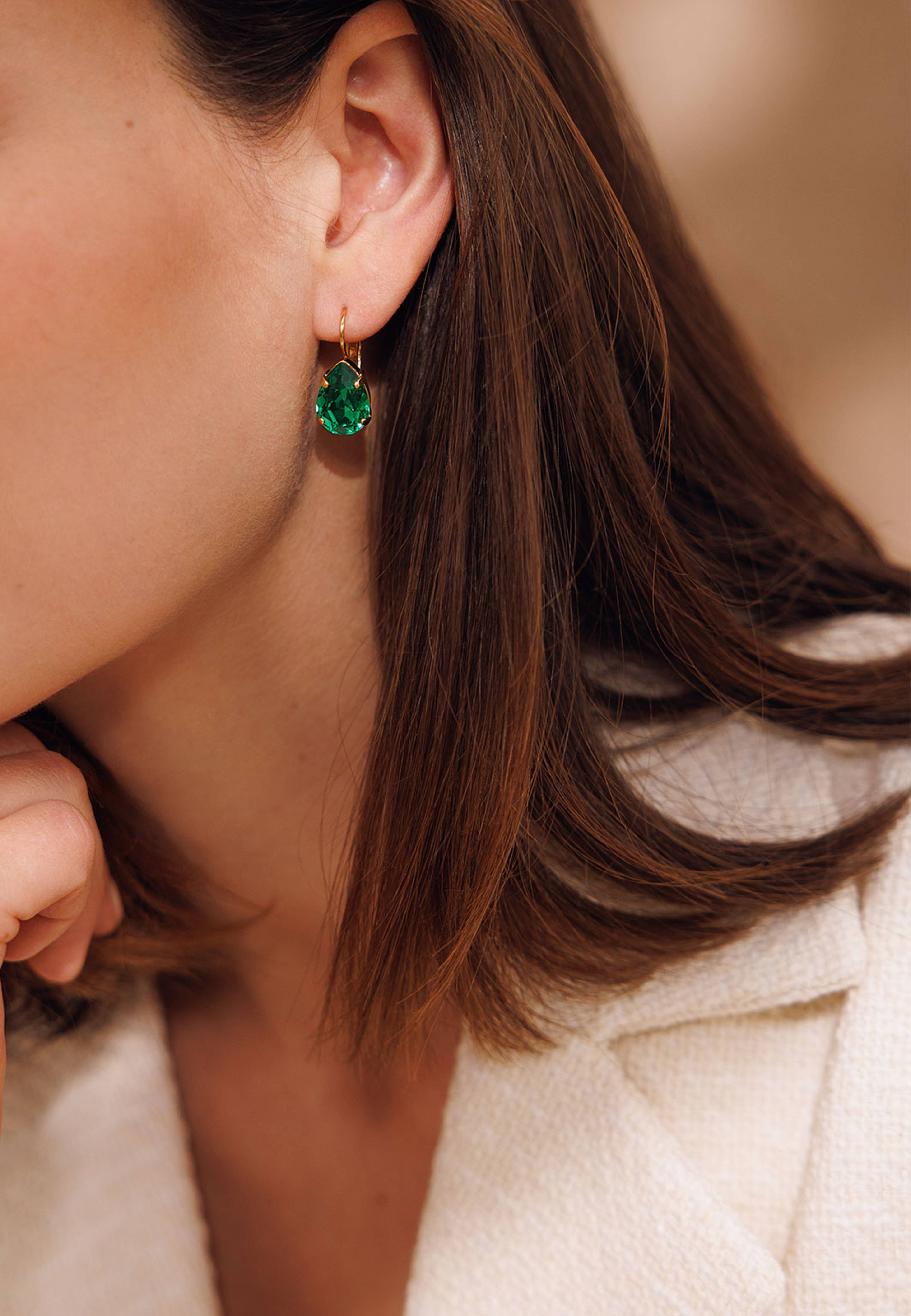 Mini Drop Clasp Earrings, från Caroline Svedbom, i färgen Gold. Klicka för att öppna bilden i stort format