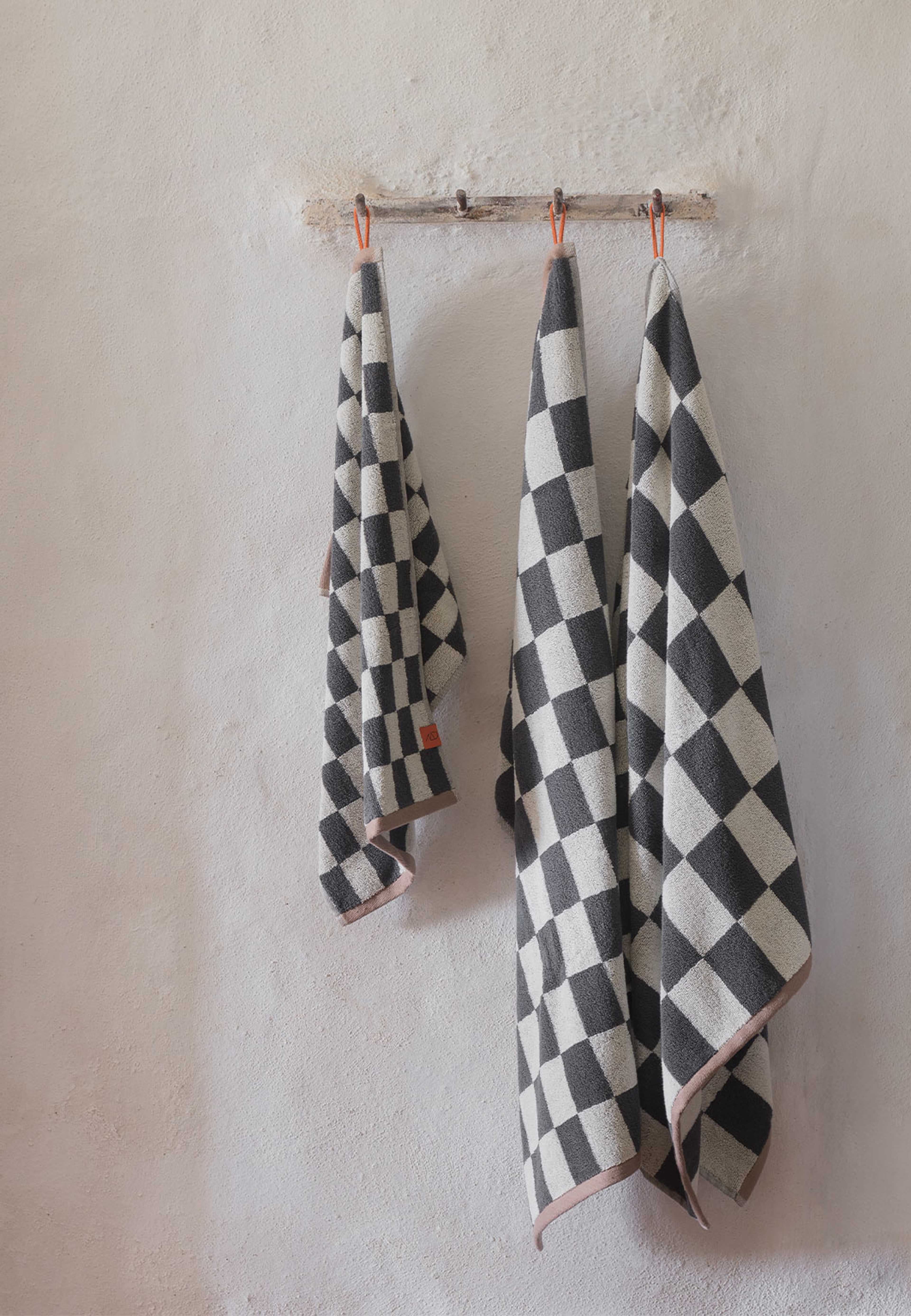 Retro Guest Towel 2-Pack, från Mette Ditmer, i färgen Dark Grey. Klicka för att öppna bilden i stort format