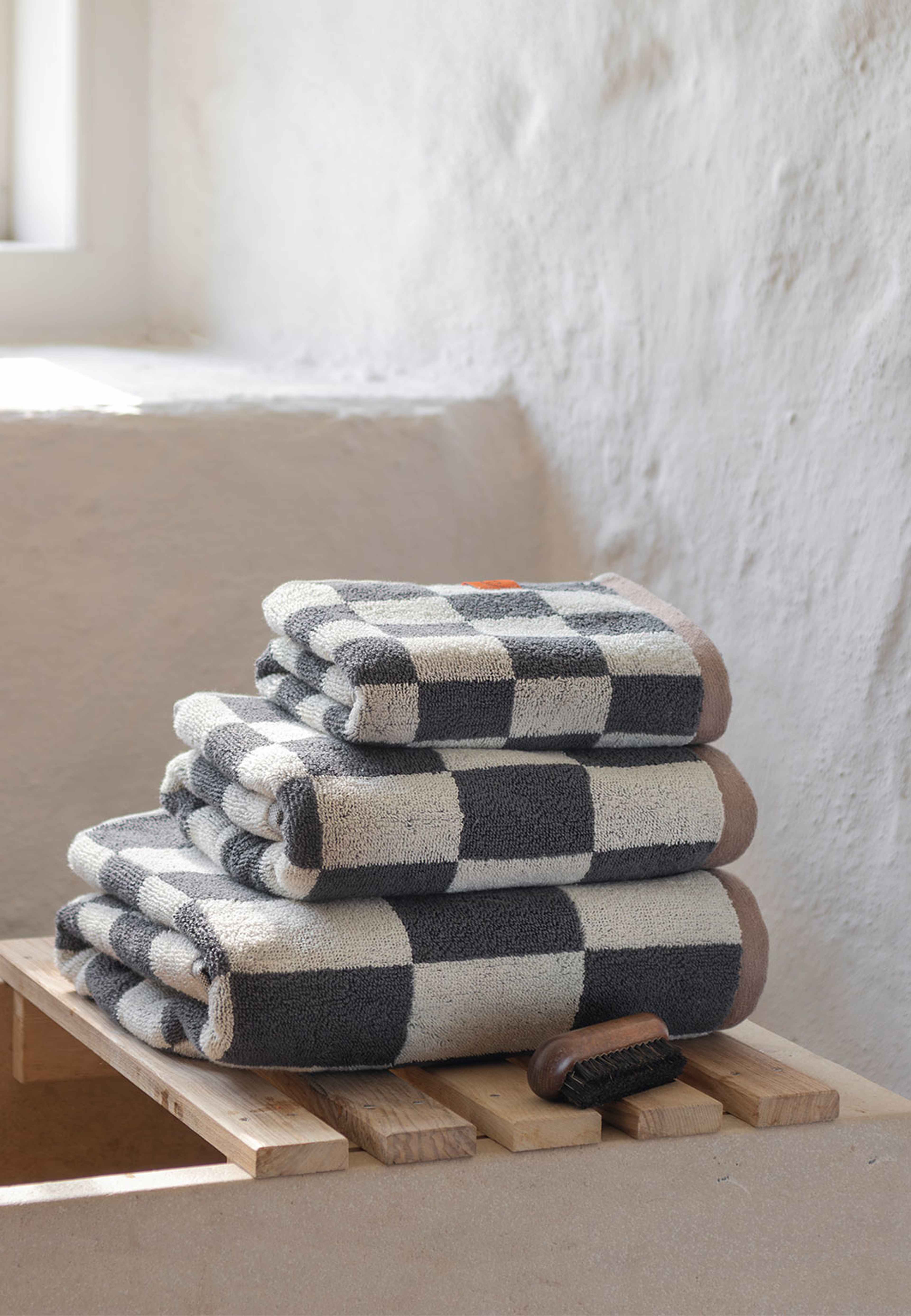 Retro Guest Towel 2-Pack, från Mette Ditmer, i färgen Dark Grey. Klicka för att öppna bilden i stort format