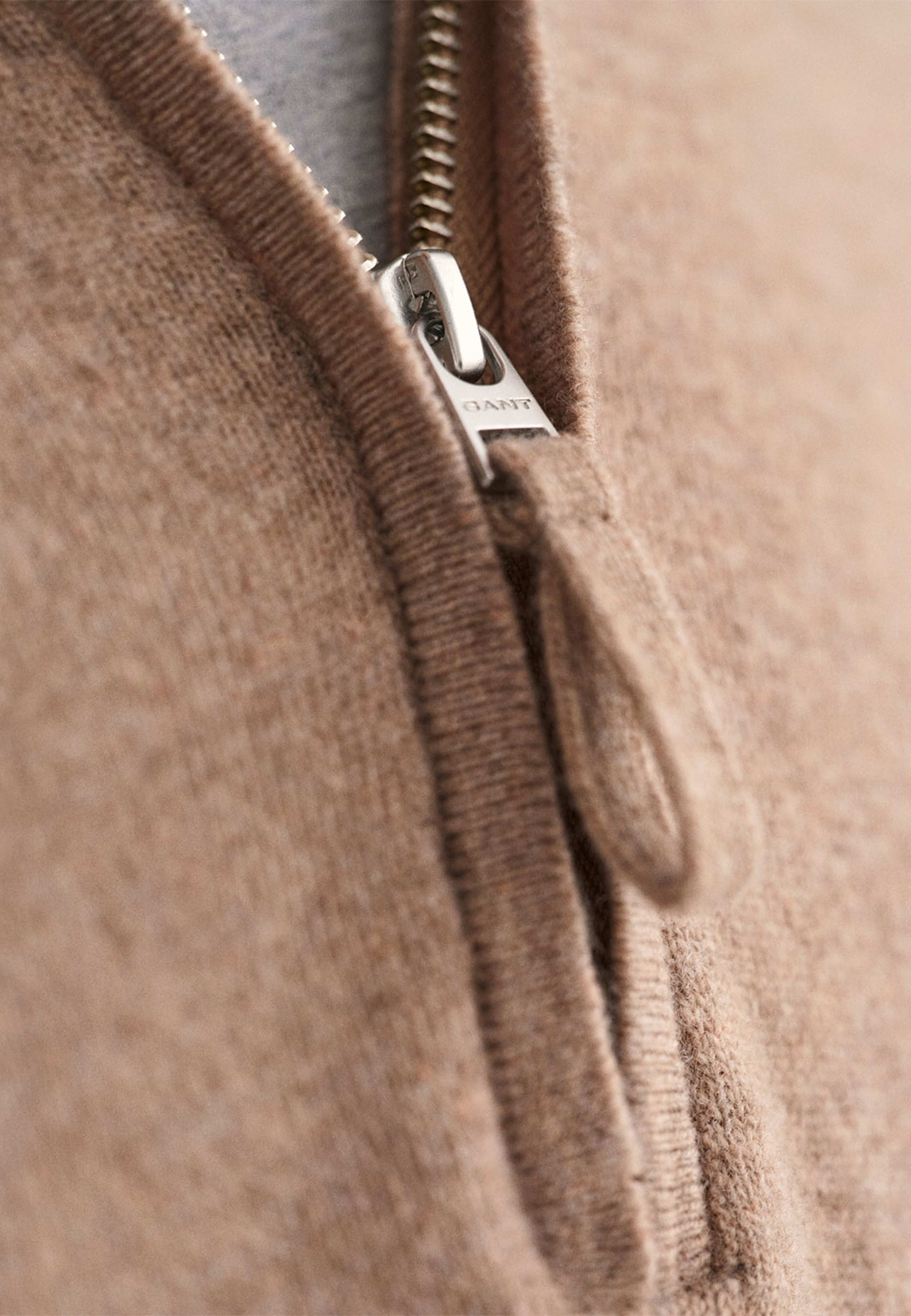 Superfine Lambswool Half-Zip Sweater, från GANT, i färgen Dk. Sand Melange.