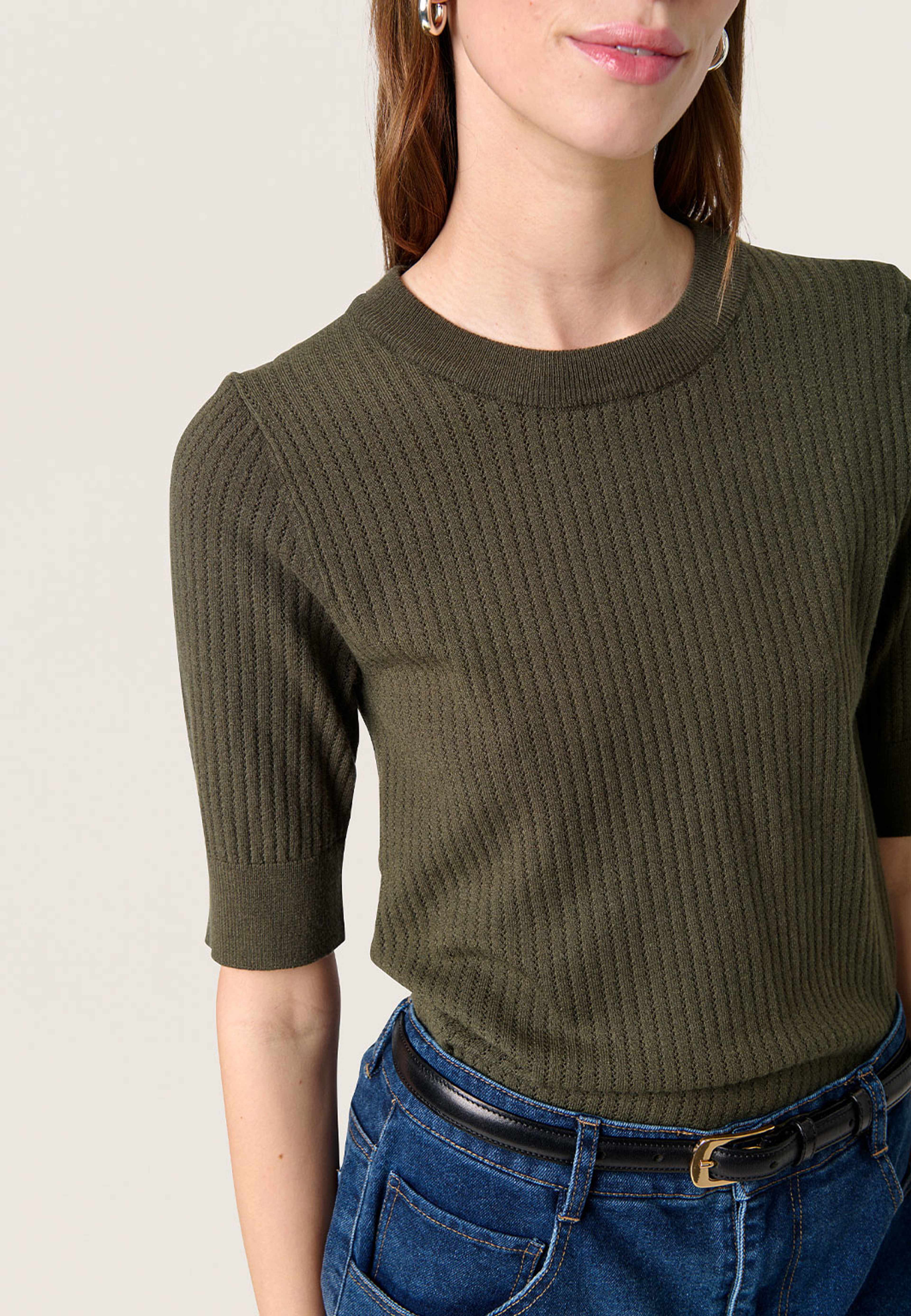 SLSpina Pullover, från Soaked In Luxury, i färgen Grape Leaf.