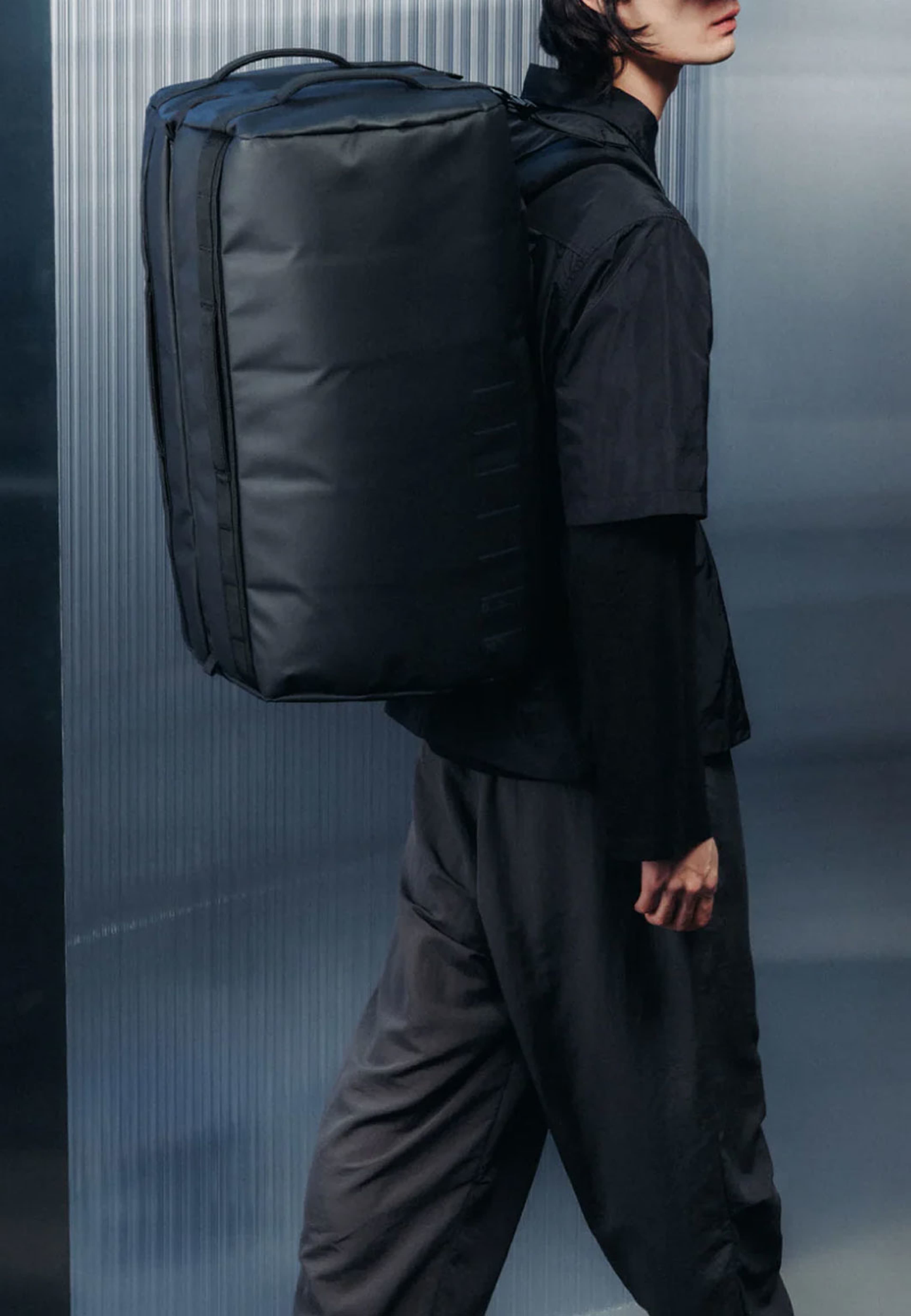 Roamer Pro Split Duffel 70L, från DB, i färgen Black Out. Klicka för att öppna bilden i stort format
