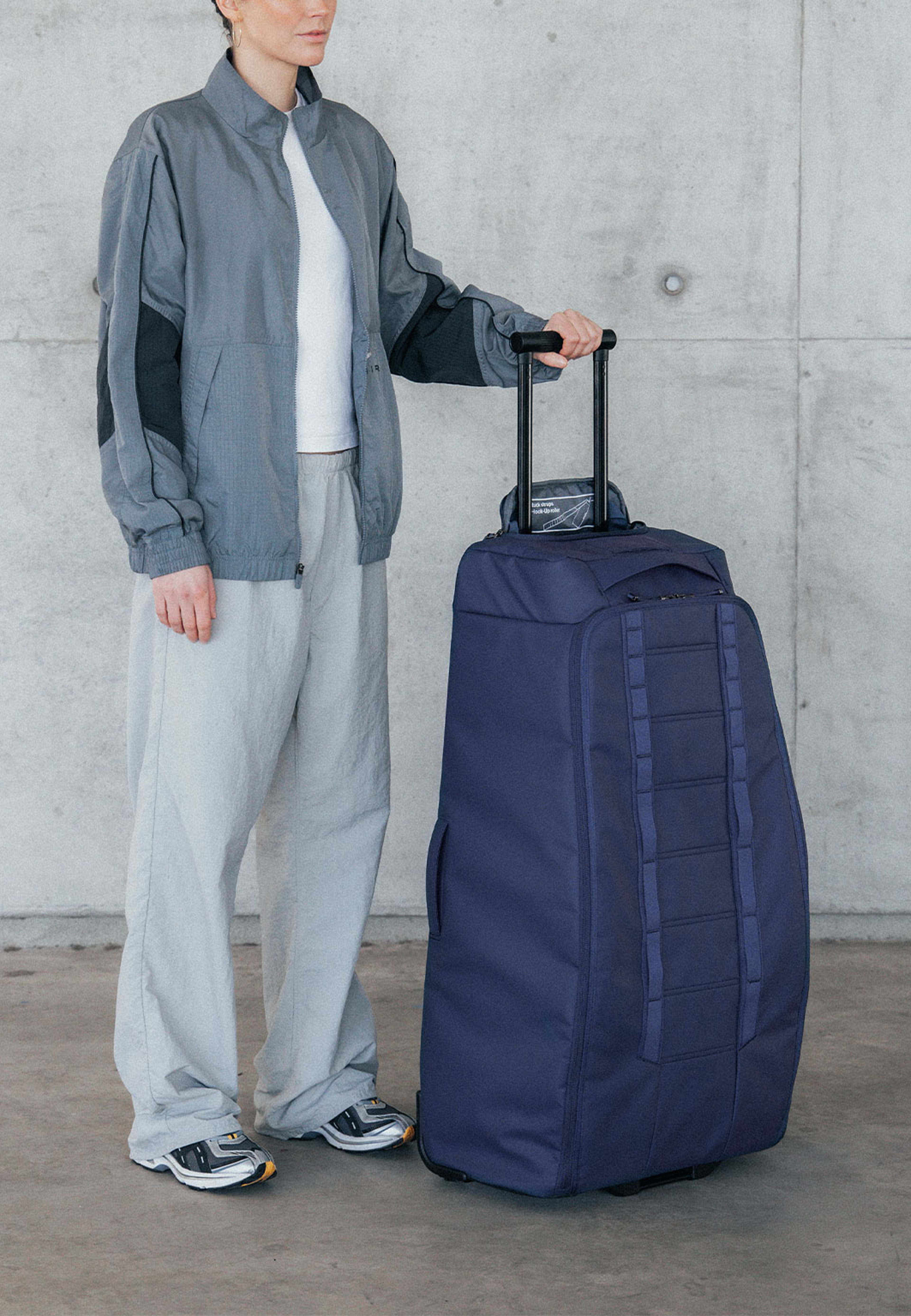 Hugger Roller Bag 90L, från DB, i färgen Blue Hour. Klicka för att öppna bilden i stort format