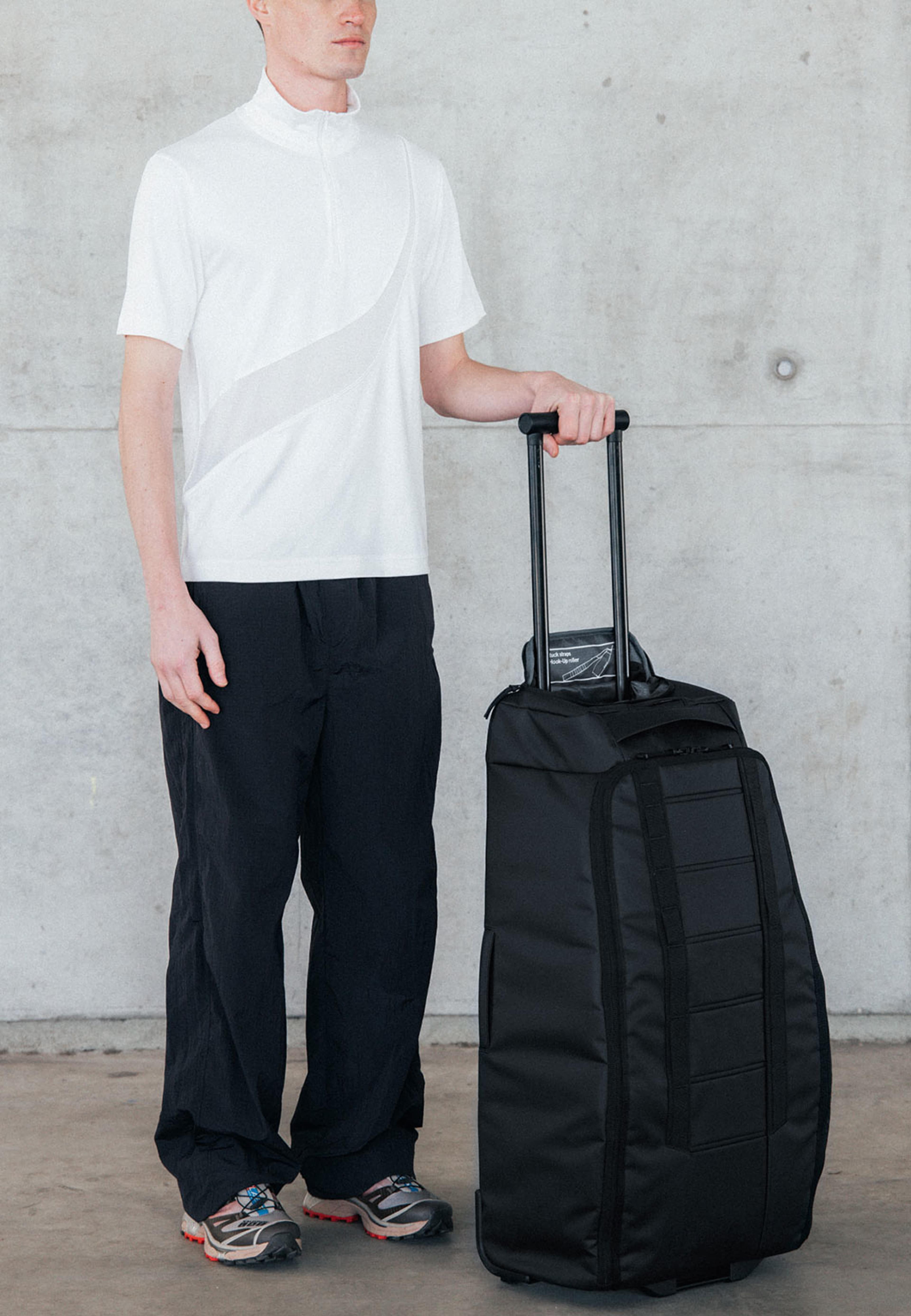 Hugger Roller Bag 60L, från DB, i färgen Black Out. Klicka för att öppna bilden i stort format