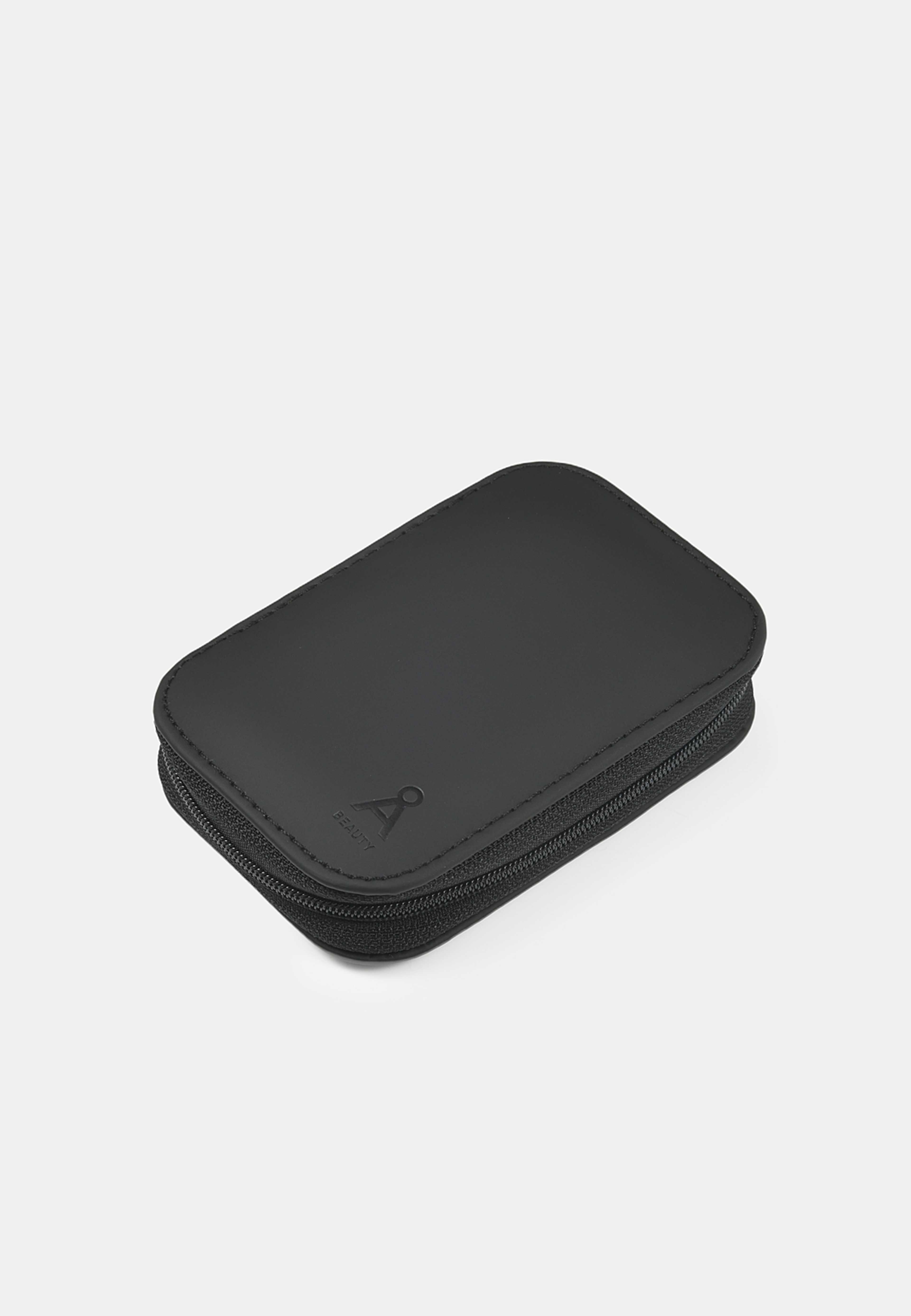 Nagelset, från Å BEAUTY, i färgen Black. Klicka för att öppna bilden i stort format