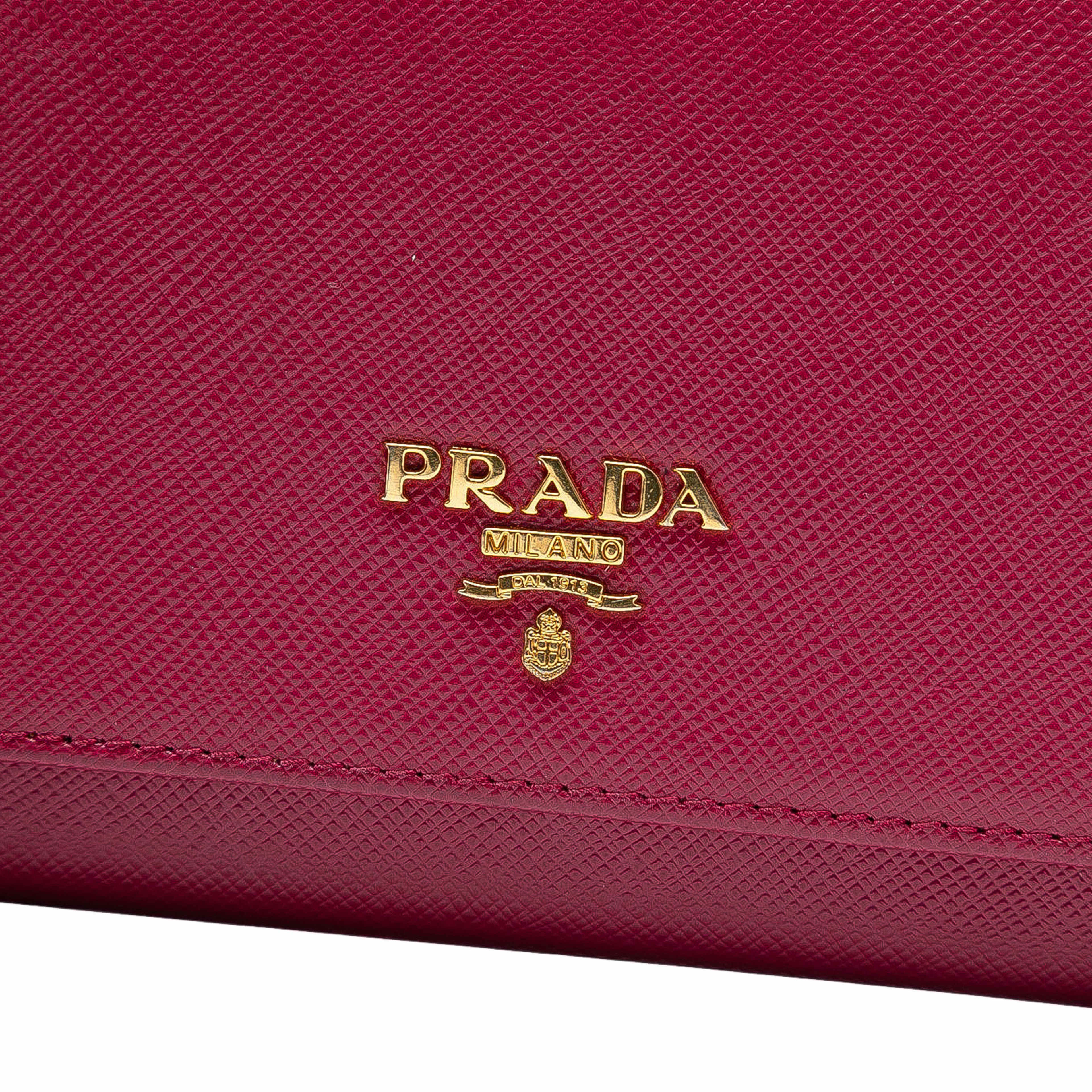 Prada Saffiano Wallet On Strap, från Luxclusif, i färgen dark pink. Klicka för att öppna bilden i stort format