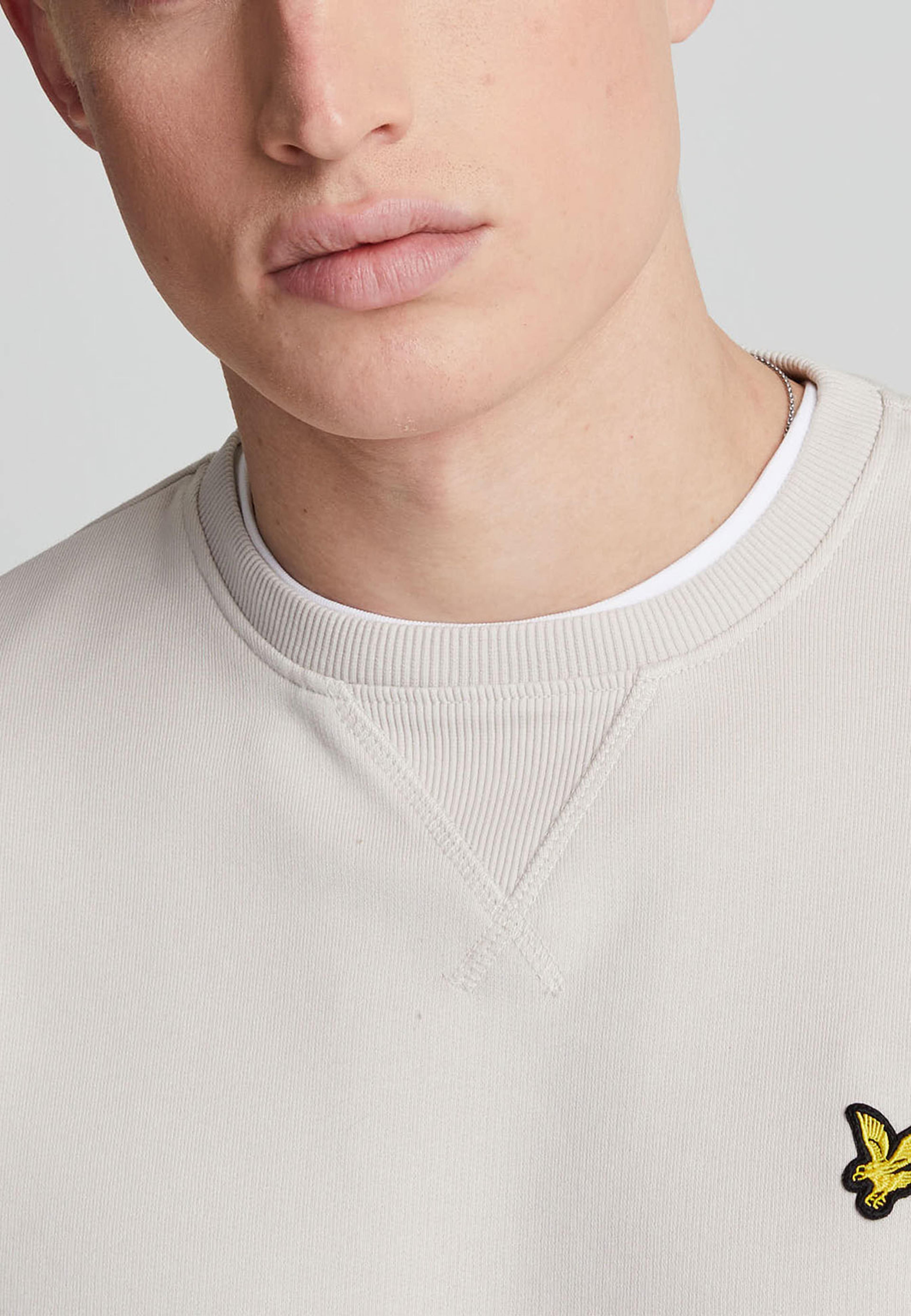 Crew Neck Sweatshirt, från Lyle & Scott, i färgen Cove. Klicka för att öppna bilden i stort format