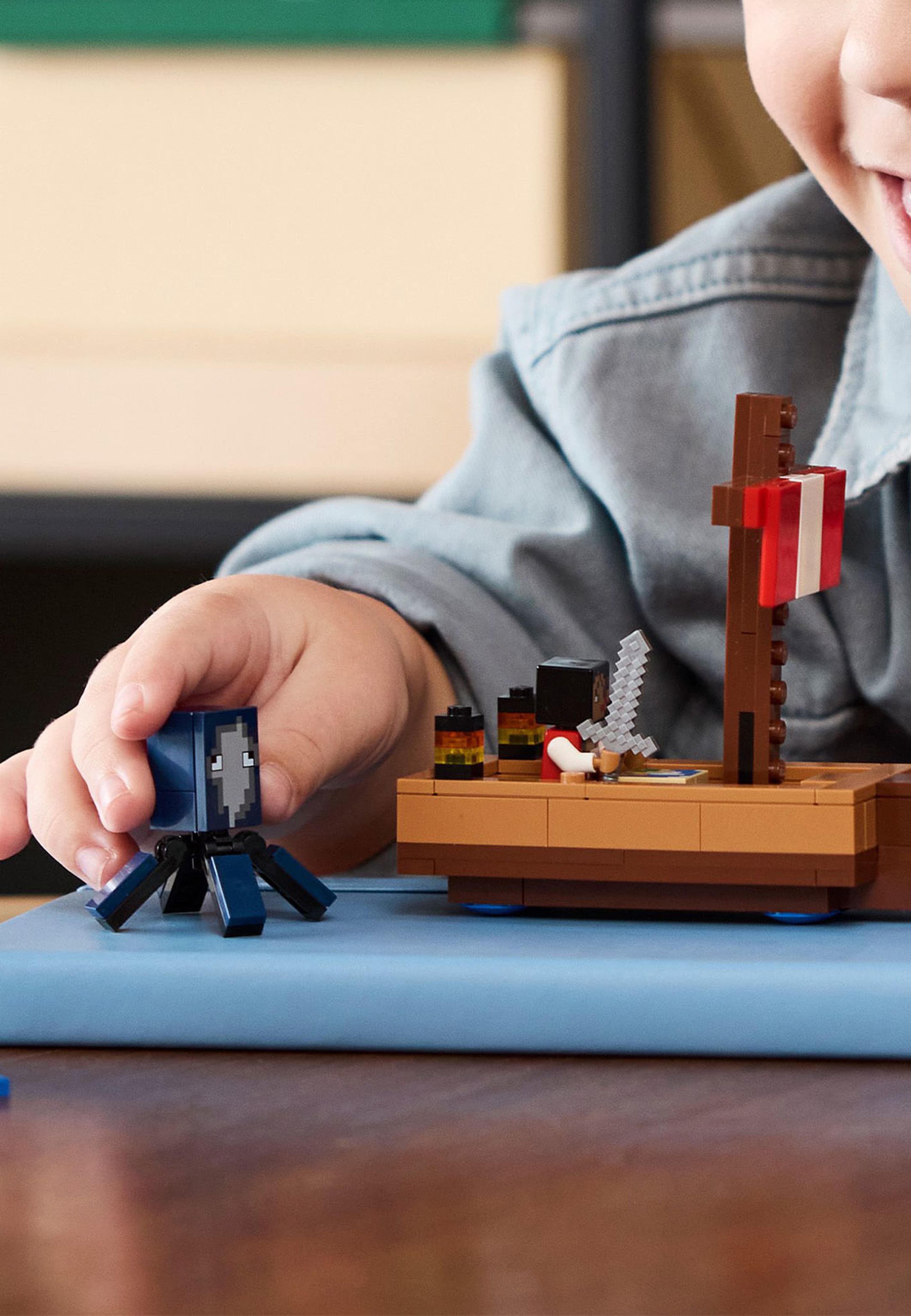 Minecraft® Piratskeppsresan Lekset med båt 21259