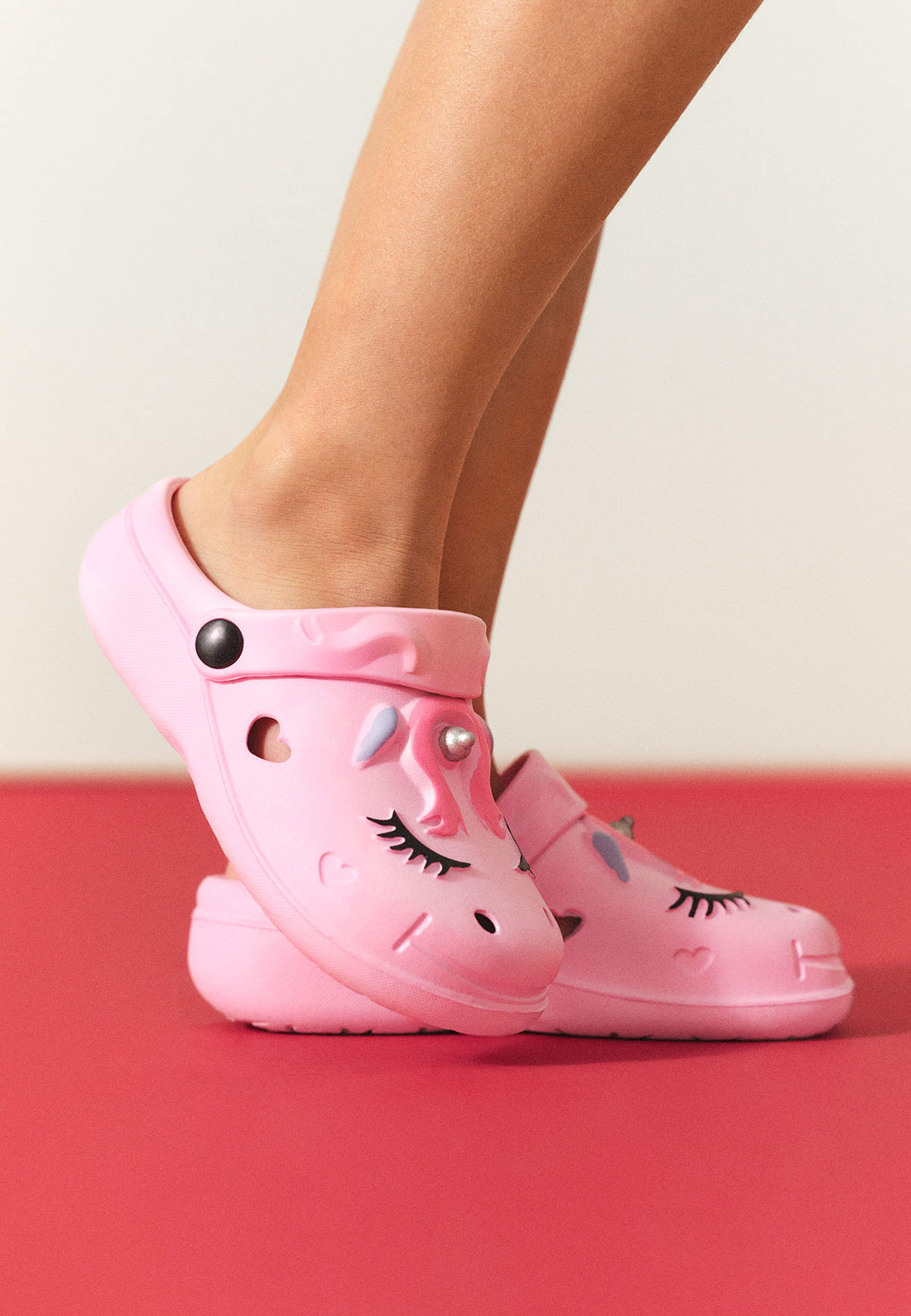 Tofflor med hälrem enhörning, från Å KIDS, i färgen Pink. Klicka för att öppna bilden i stort format
