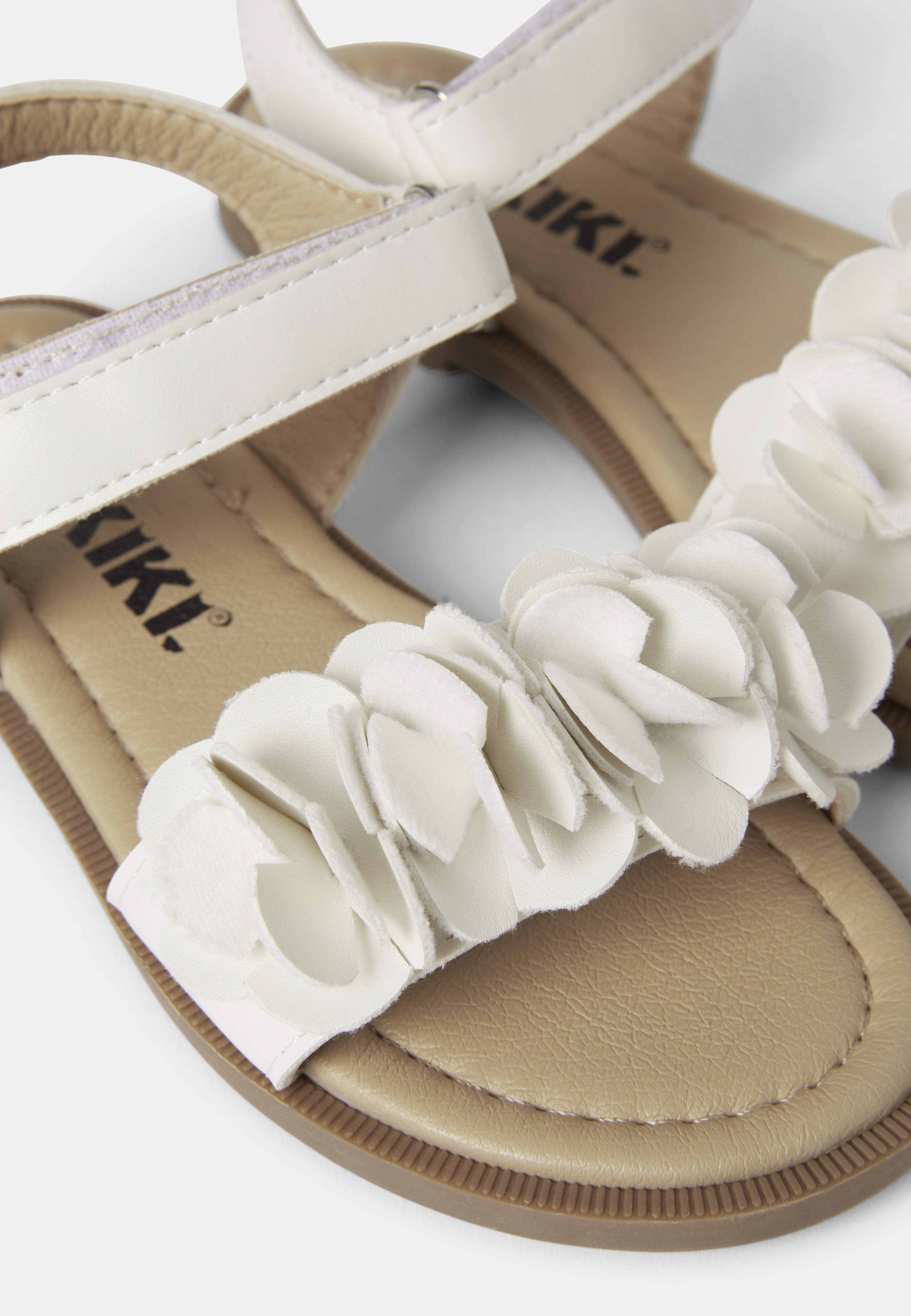 Sandaler med blommor