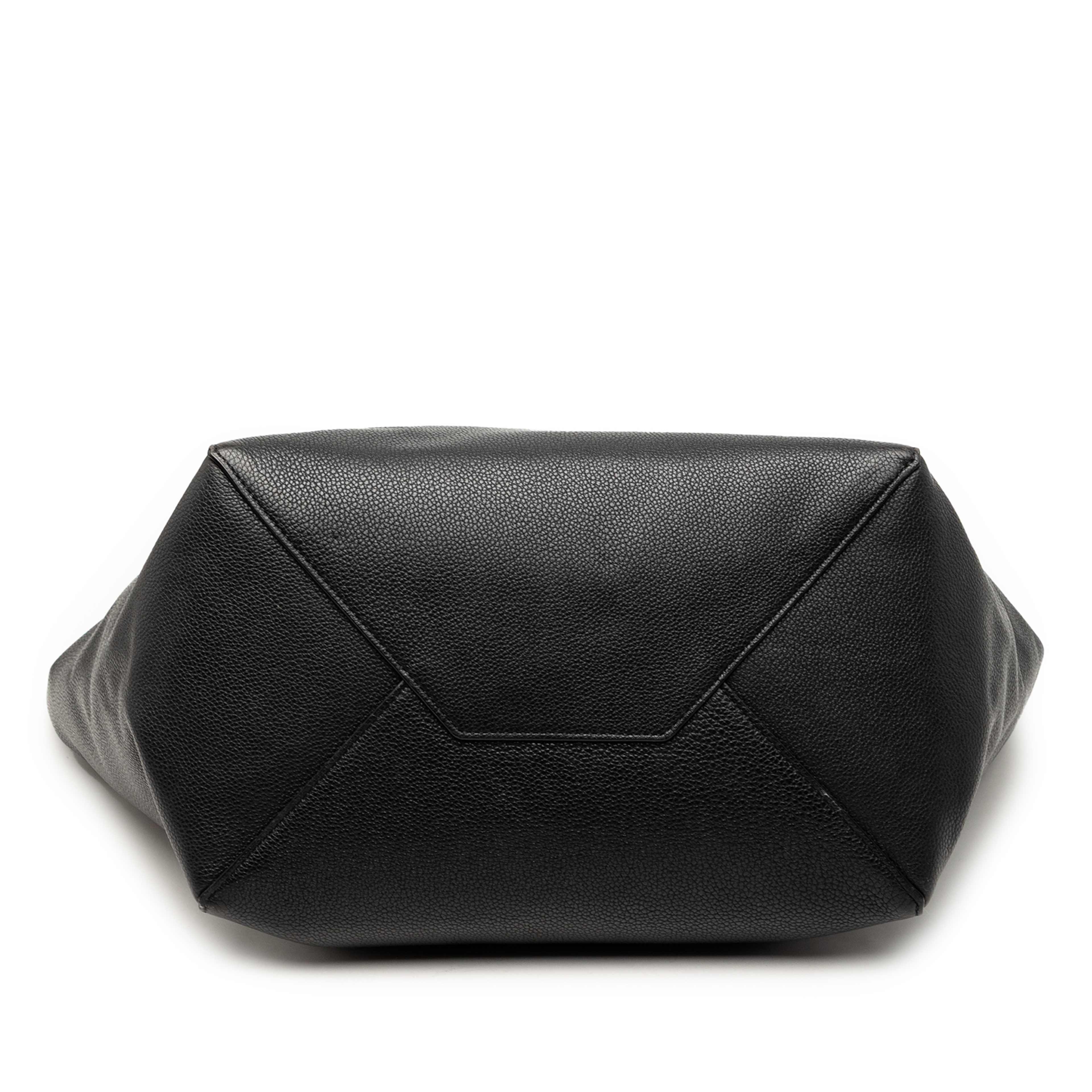 Celine Small Leather Phantom Cabas Tote, från Luxclusif, i färgen black. Klicka för att öppna bilden i stort format