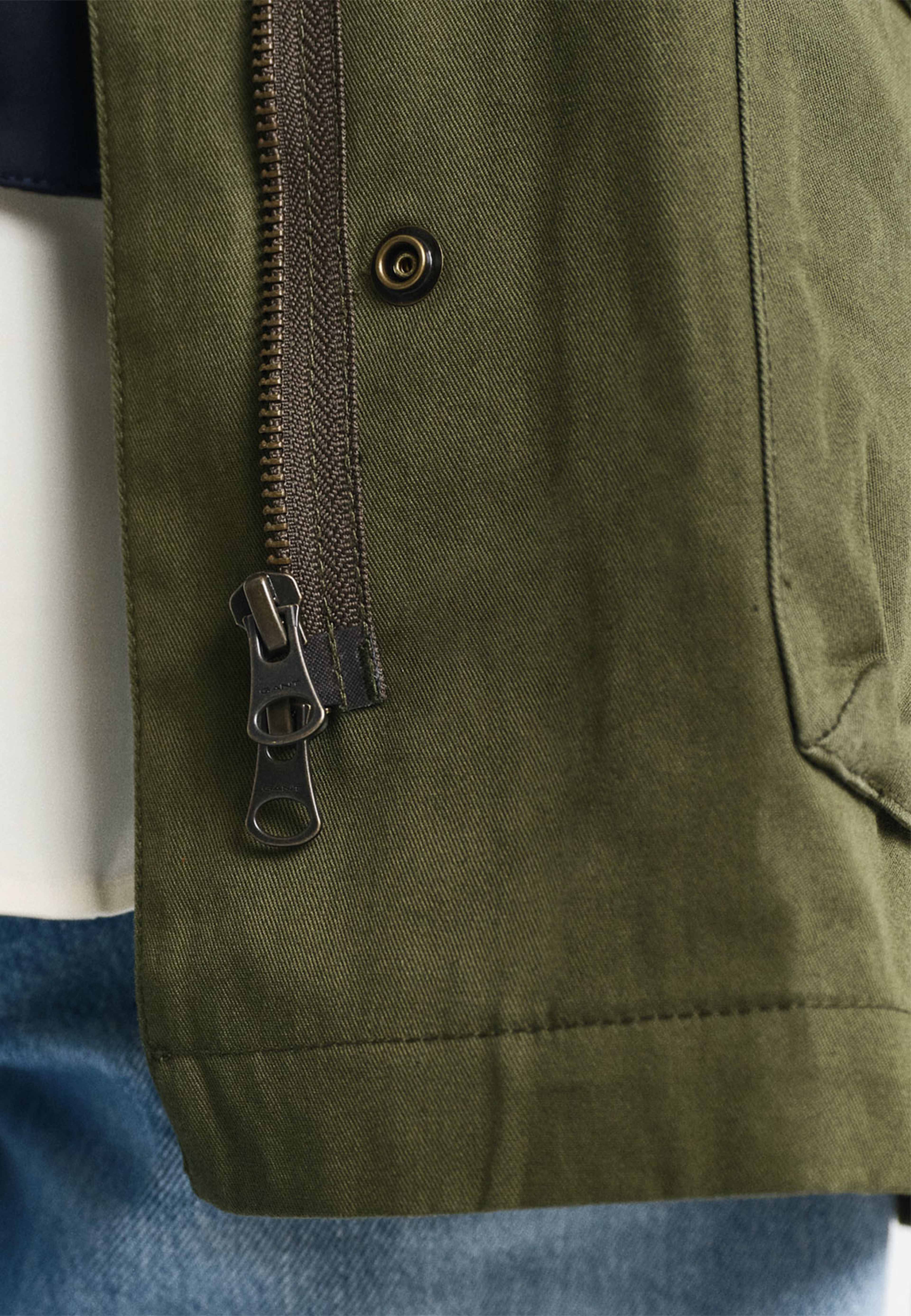 Field Jacket, från GANT, i färgen Juniper Green. Klicka för att öppna bilden i stort format