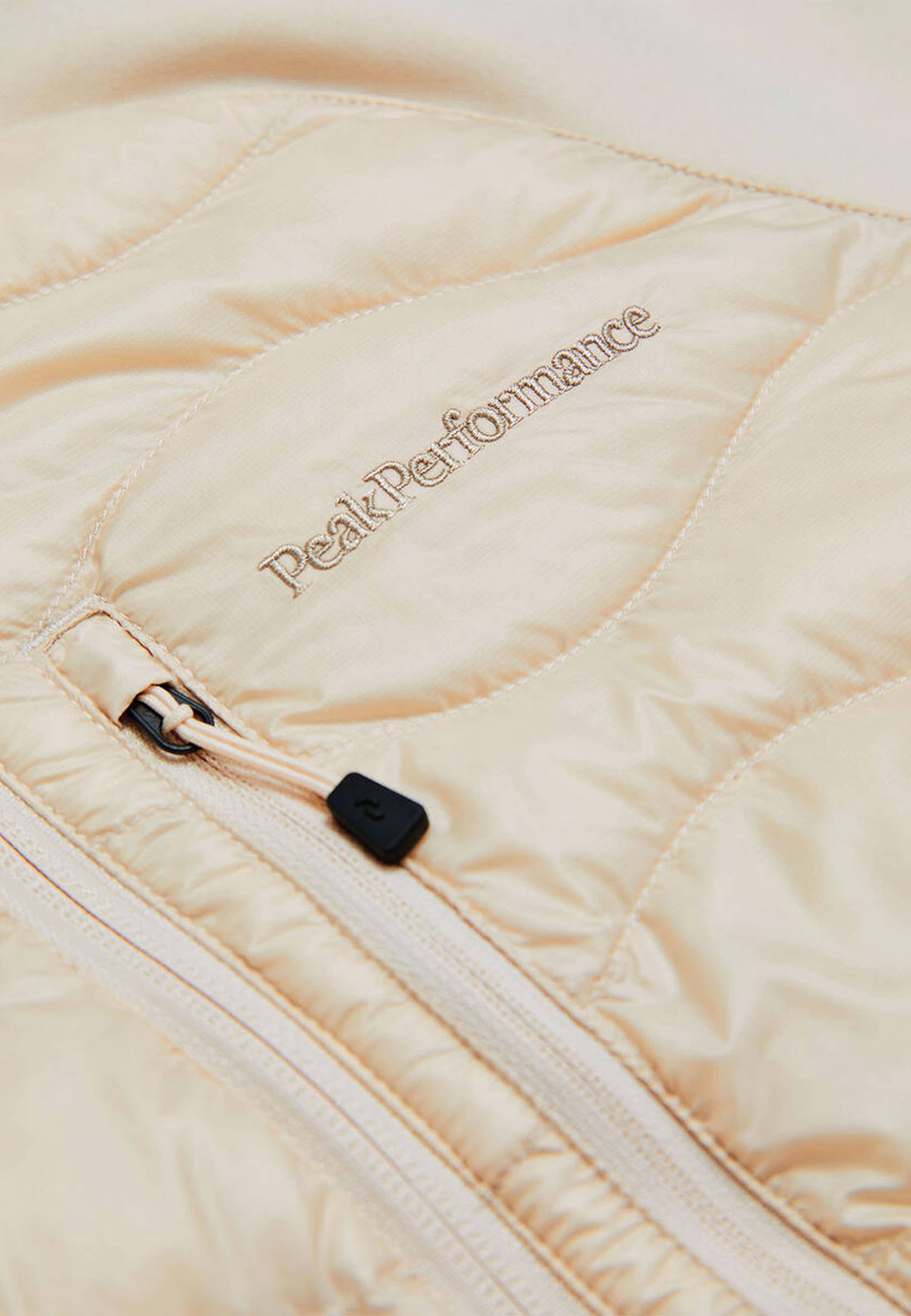 W Helium Down Hybrid Hood, från Peak Performance, i färgen Sand Fog. Klicka för att öppna bilden i stort format