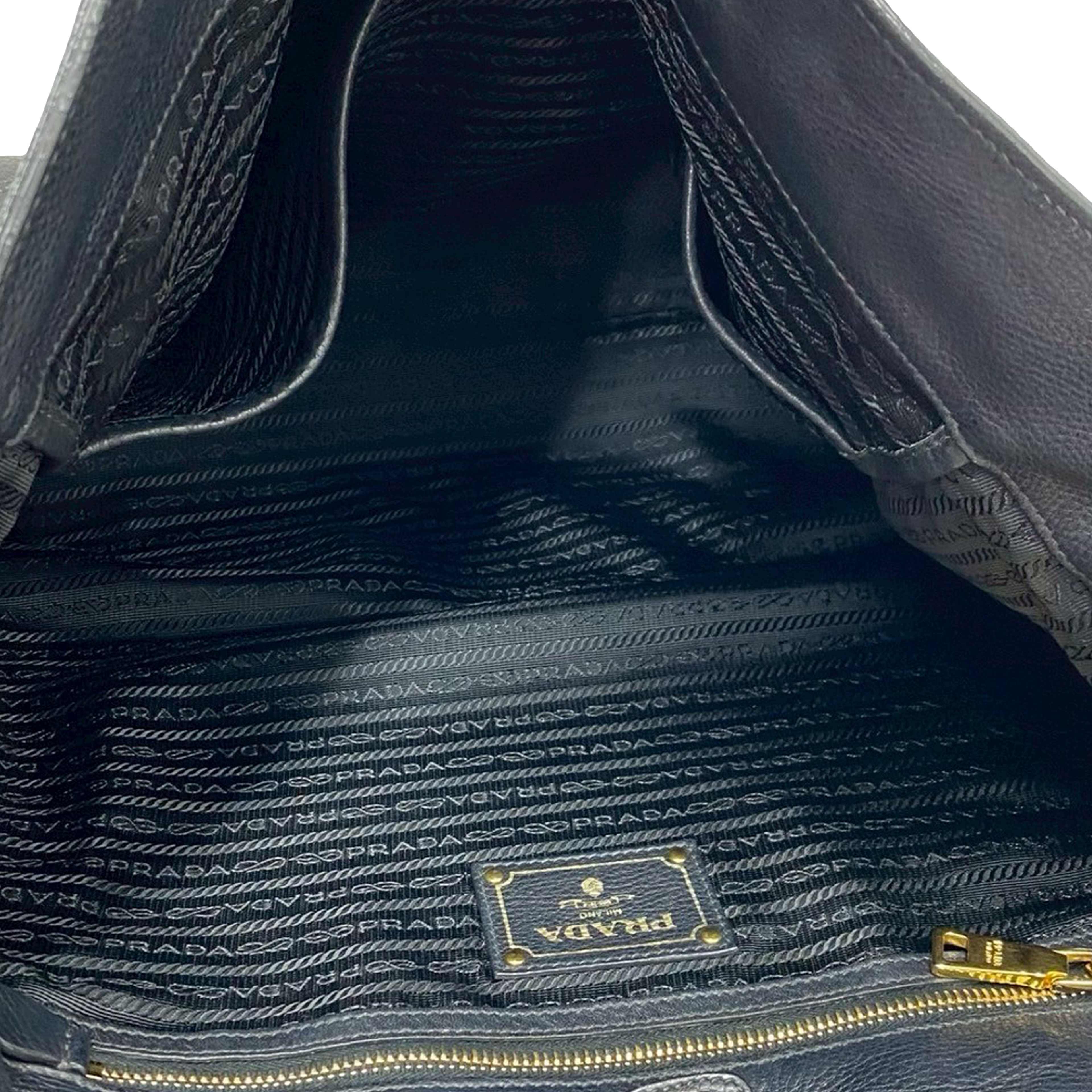 Prada Vitello Daino Open Convertible Tote, från Luxclusif, i färgen black. Klicka för att öppna bilden i stort format