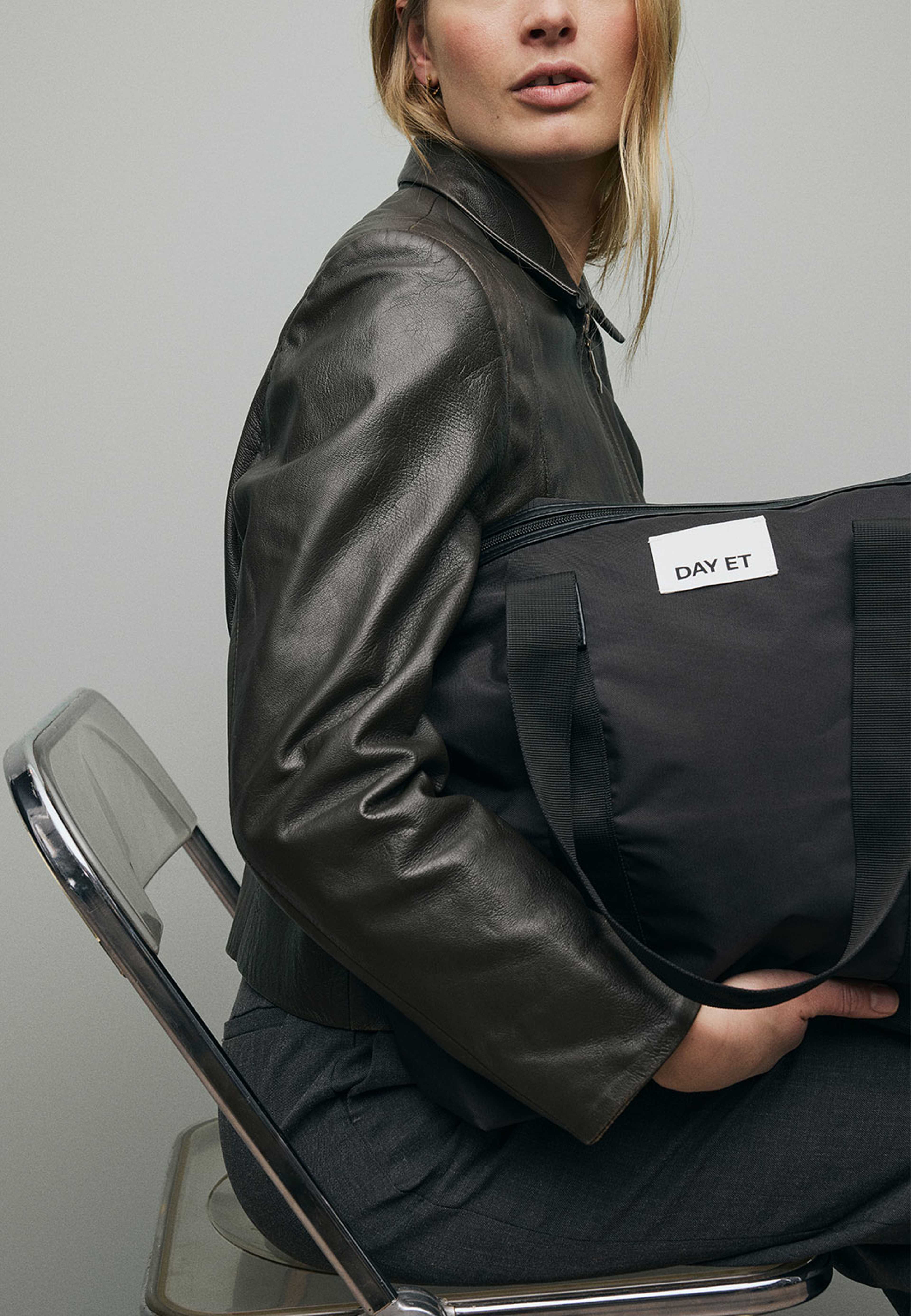Gweneth RE-S Bag M, från DAY ET, i färgen Black. Klicka för att öppna bilden i stort format