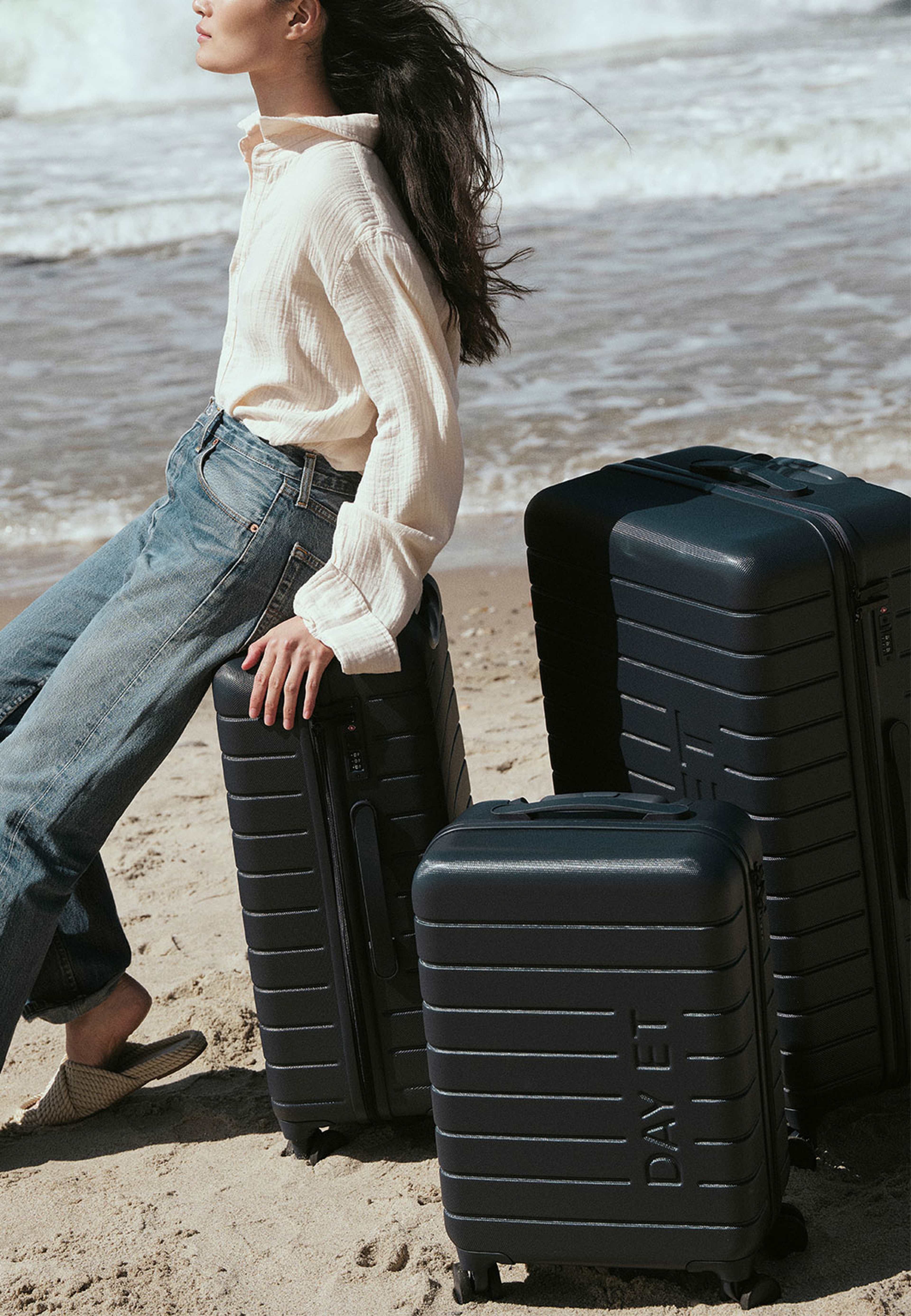 Day Tonal 24 tum Suitcase, från DAY ET, i färgen Black. Klicka för att öppna bilden i stort format