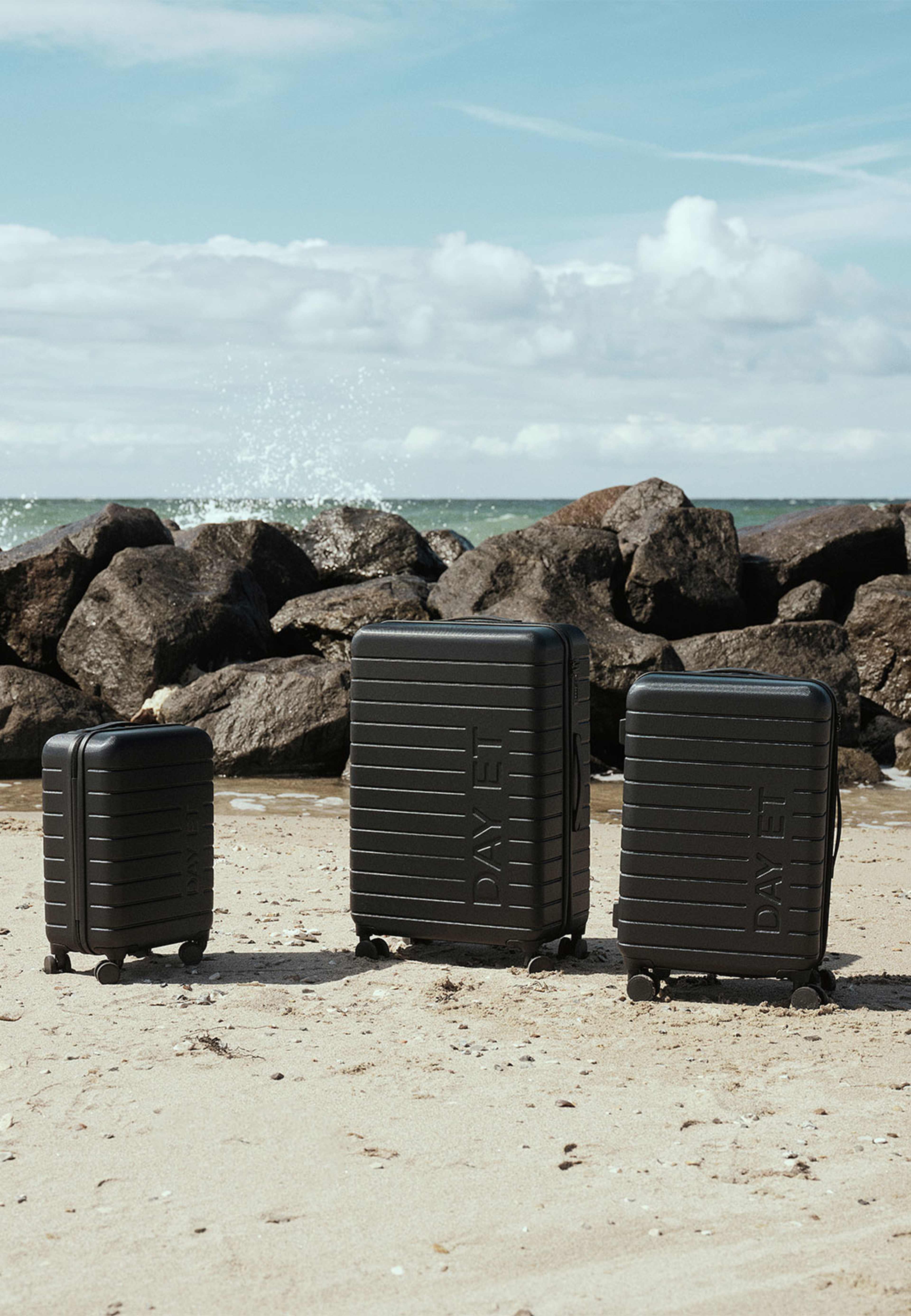 Day Tonal 24 tum Suitcase, från DAY ET, i färgen Black. Klicka för att öppna bilden i stort format